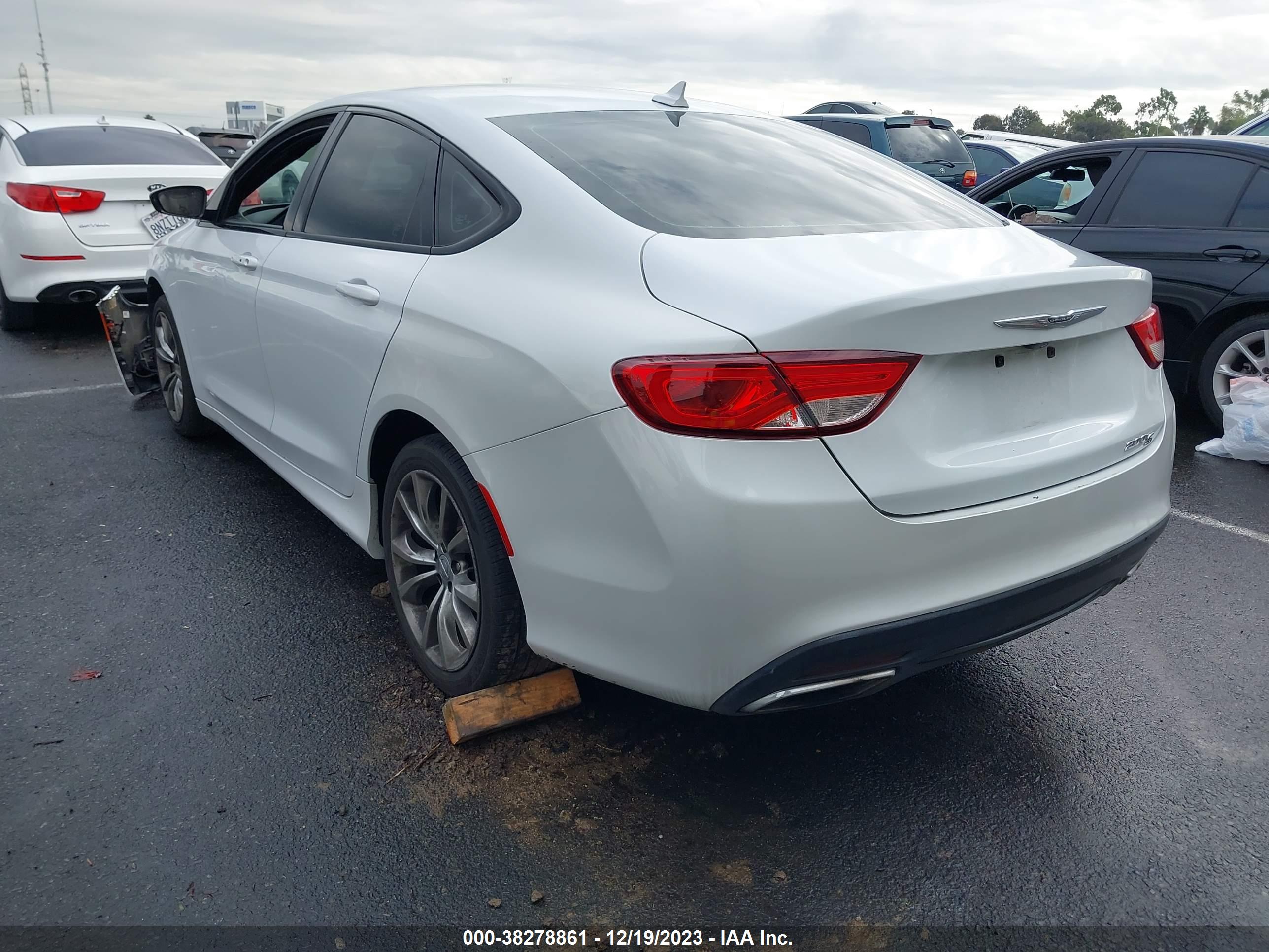 CHRYSLER 200 image 3