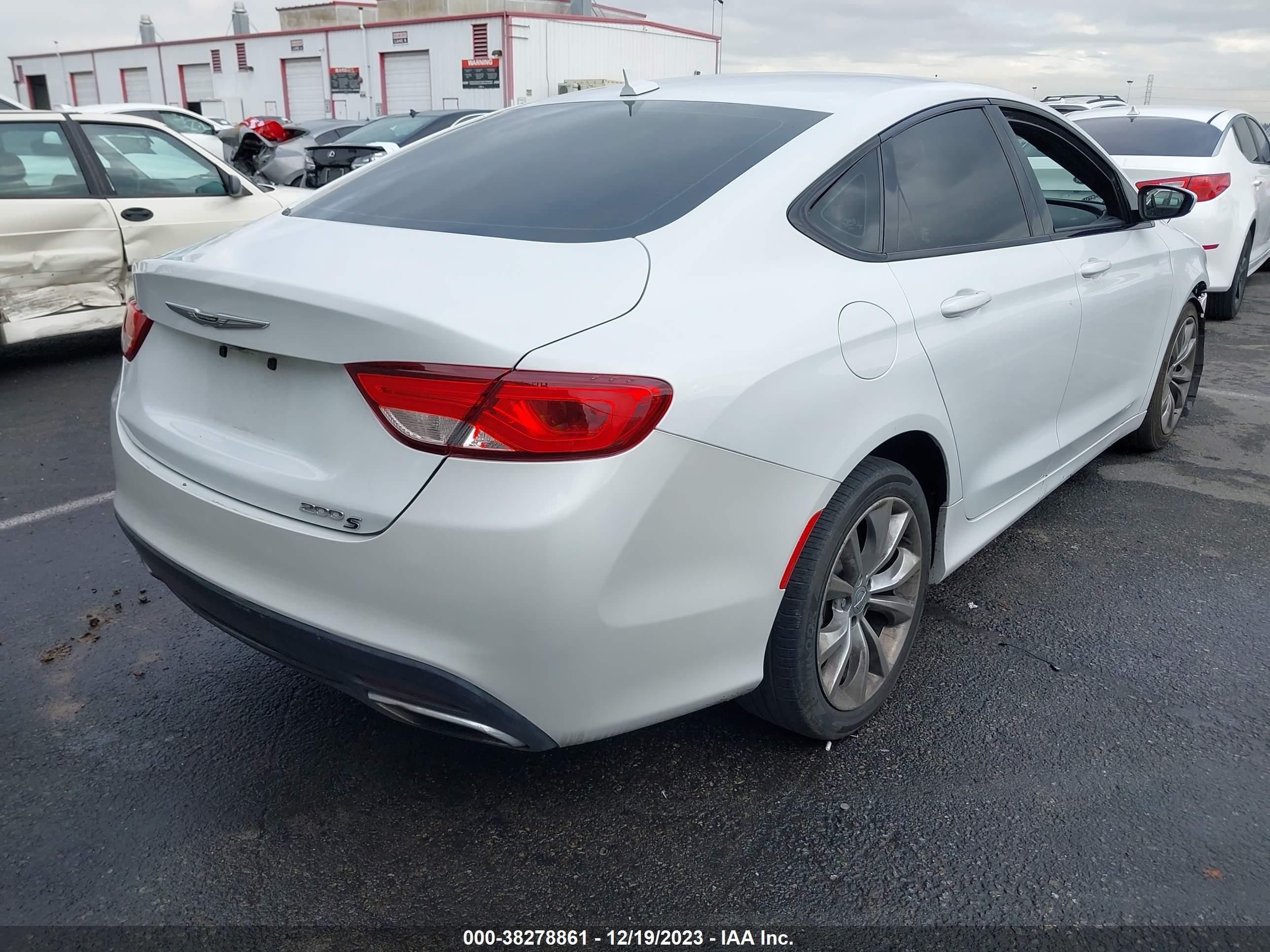 CHRYSLER 200 image 4