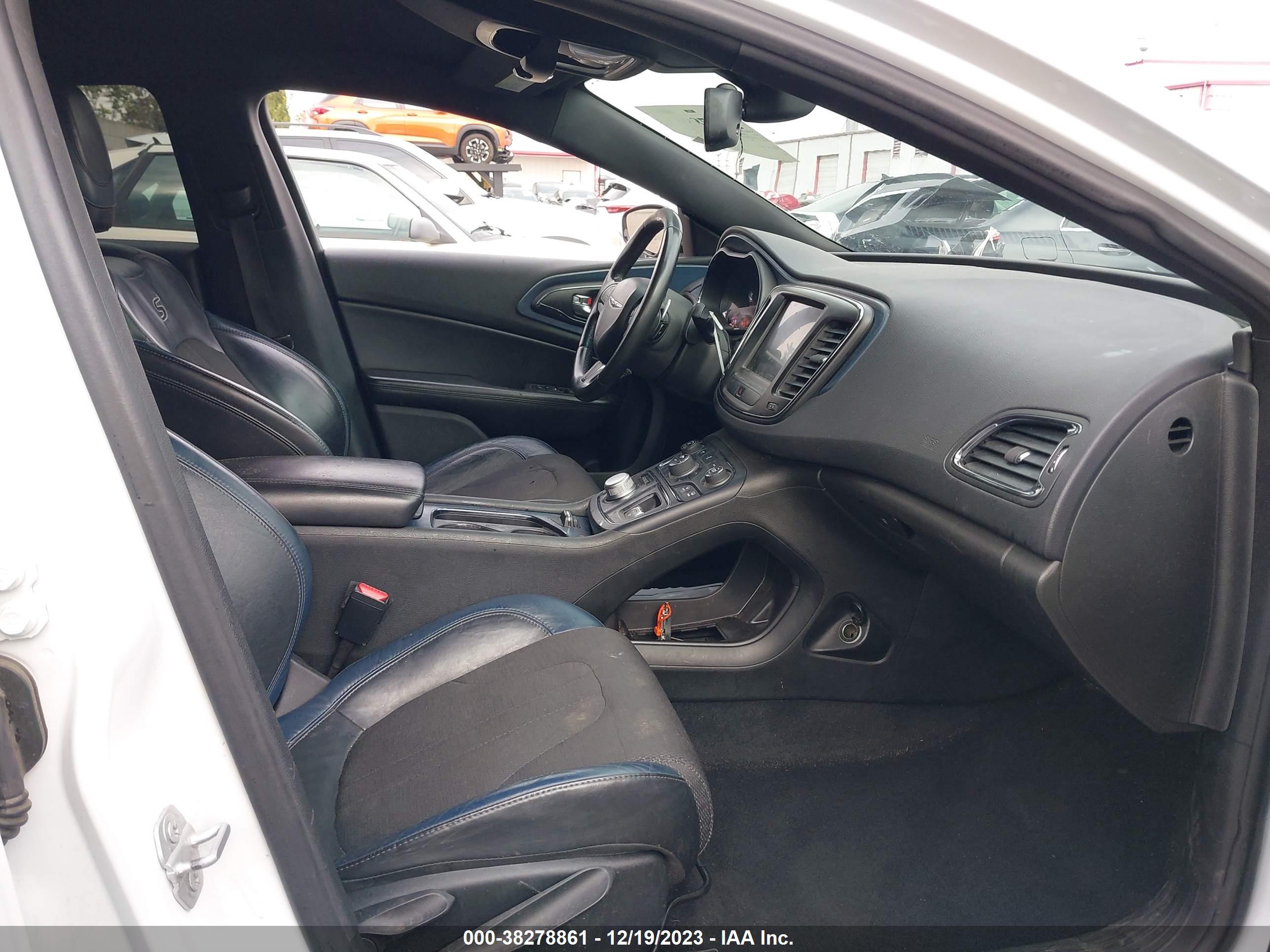 CHRYSLER 200 image 5
