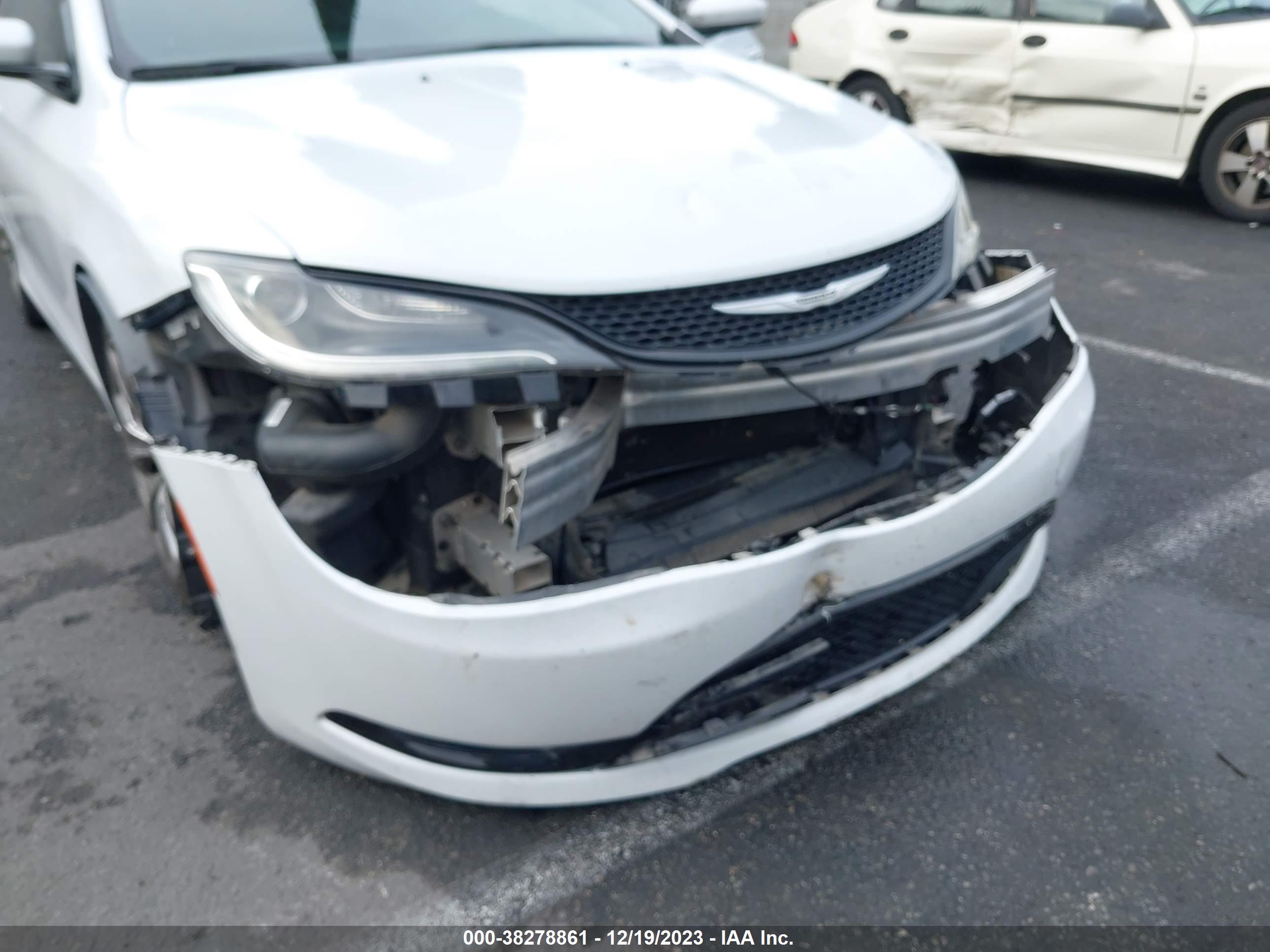 CHRYSLER 200 image 6