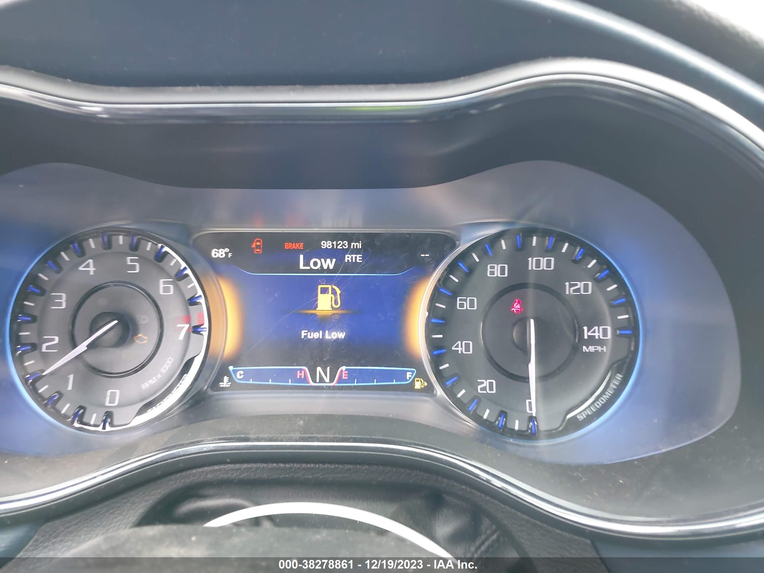 CHRYSLER 200 image 7