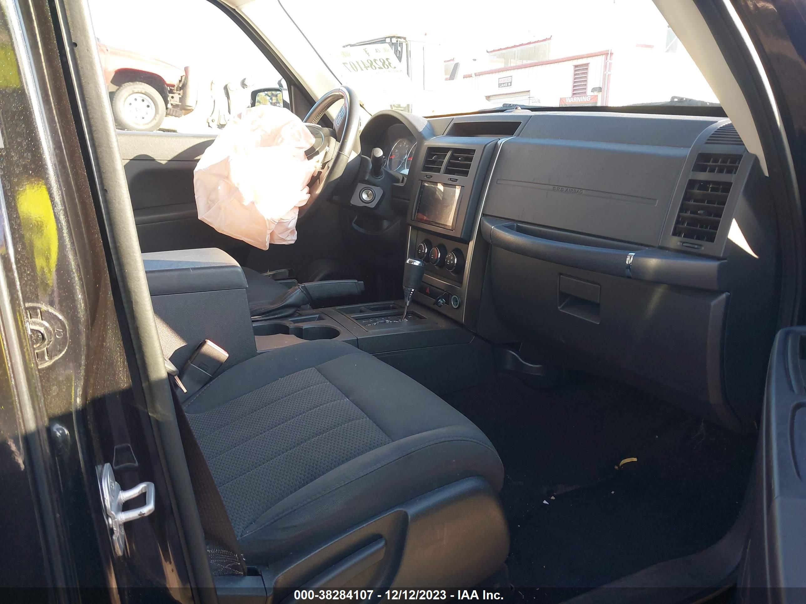 JEEP LIBERTY image 5