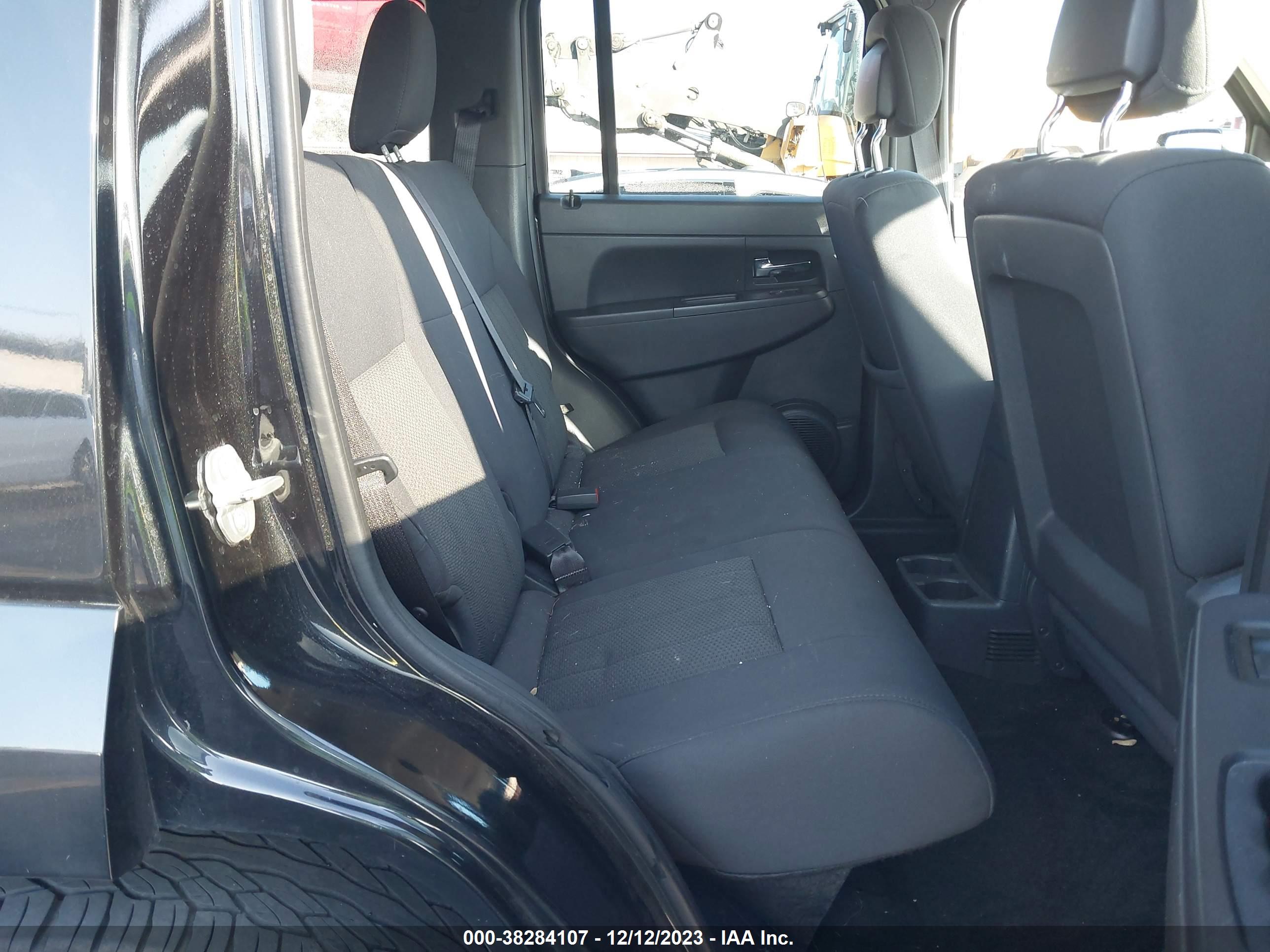 JEEP LIBERTY image 8