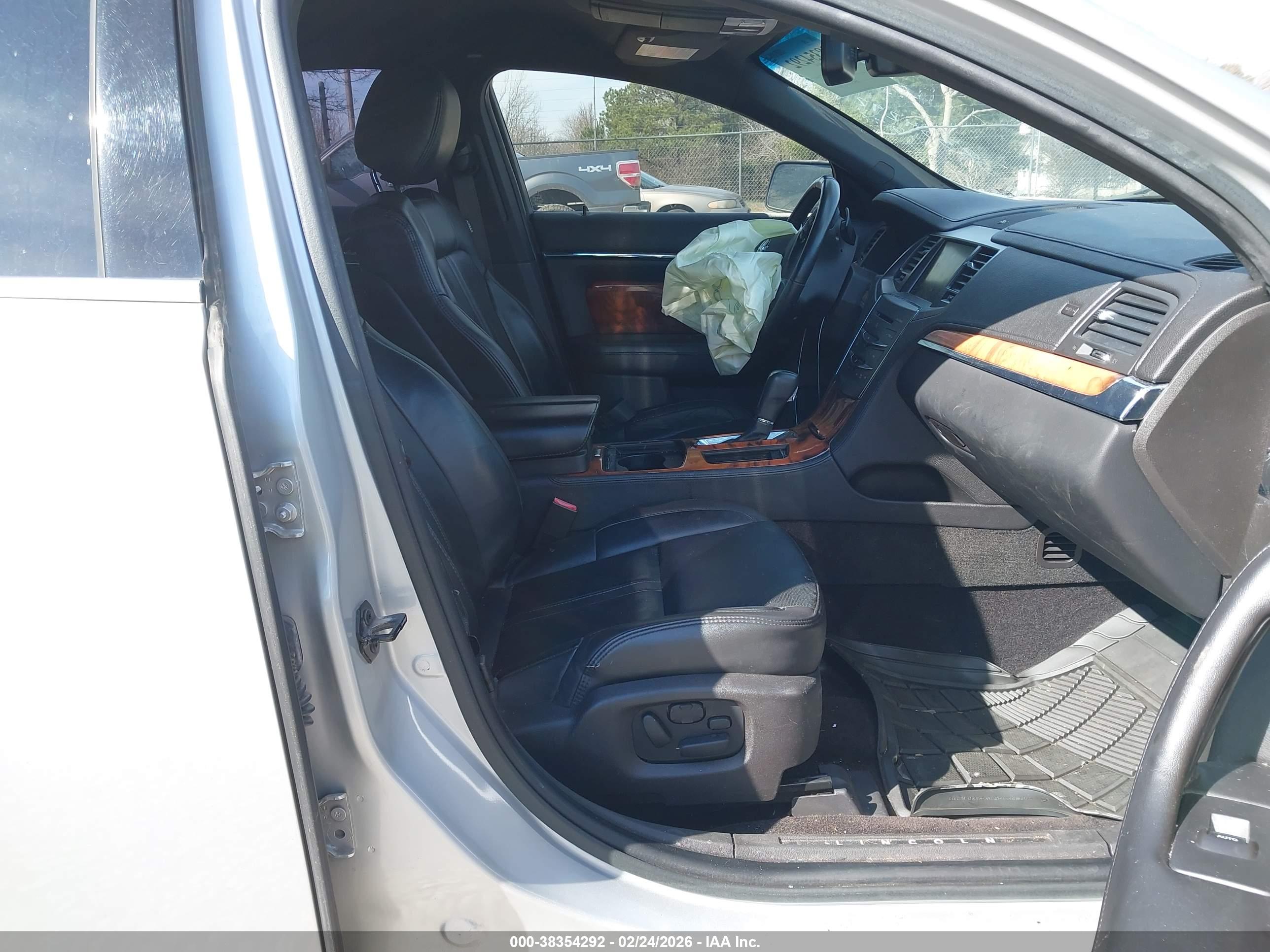 LINCOLN MKS image 5