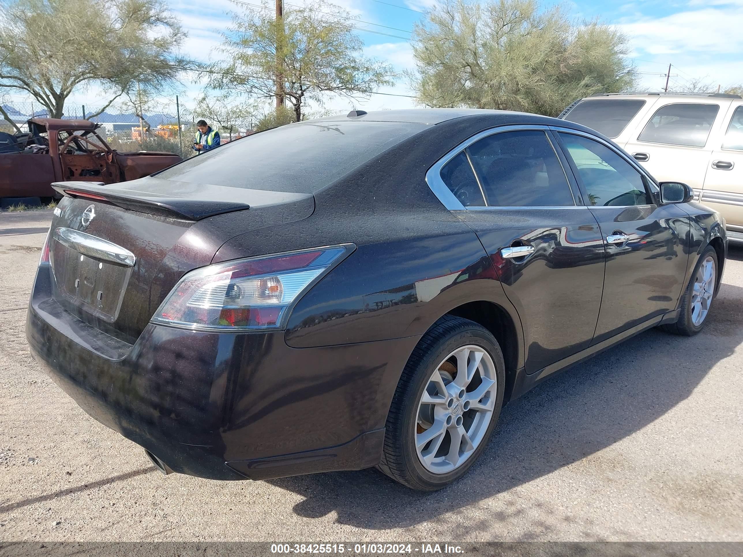 NISSAN MAXIMA image 4