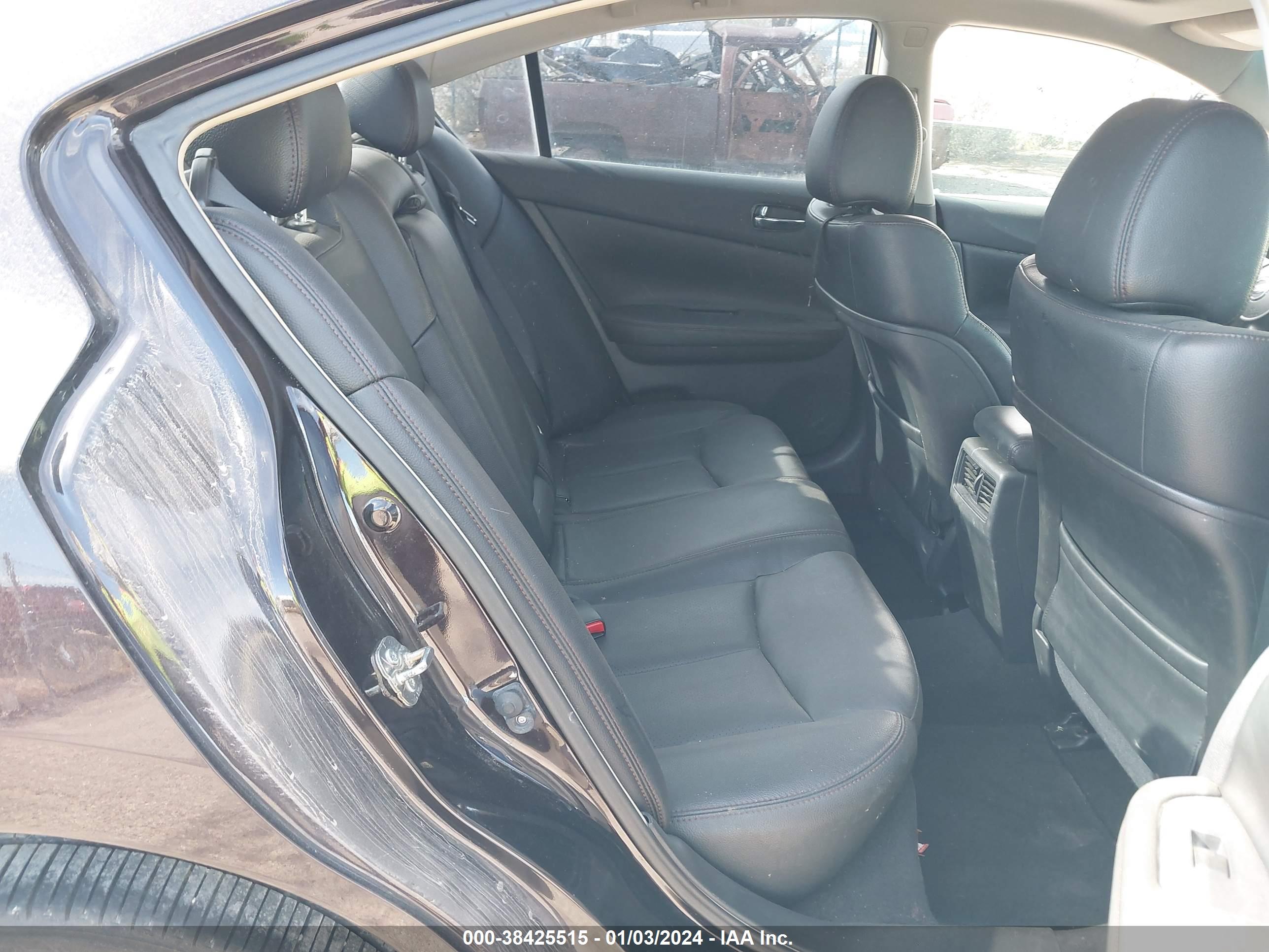 NISSAN MAXIMA image 8