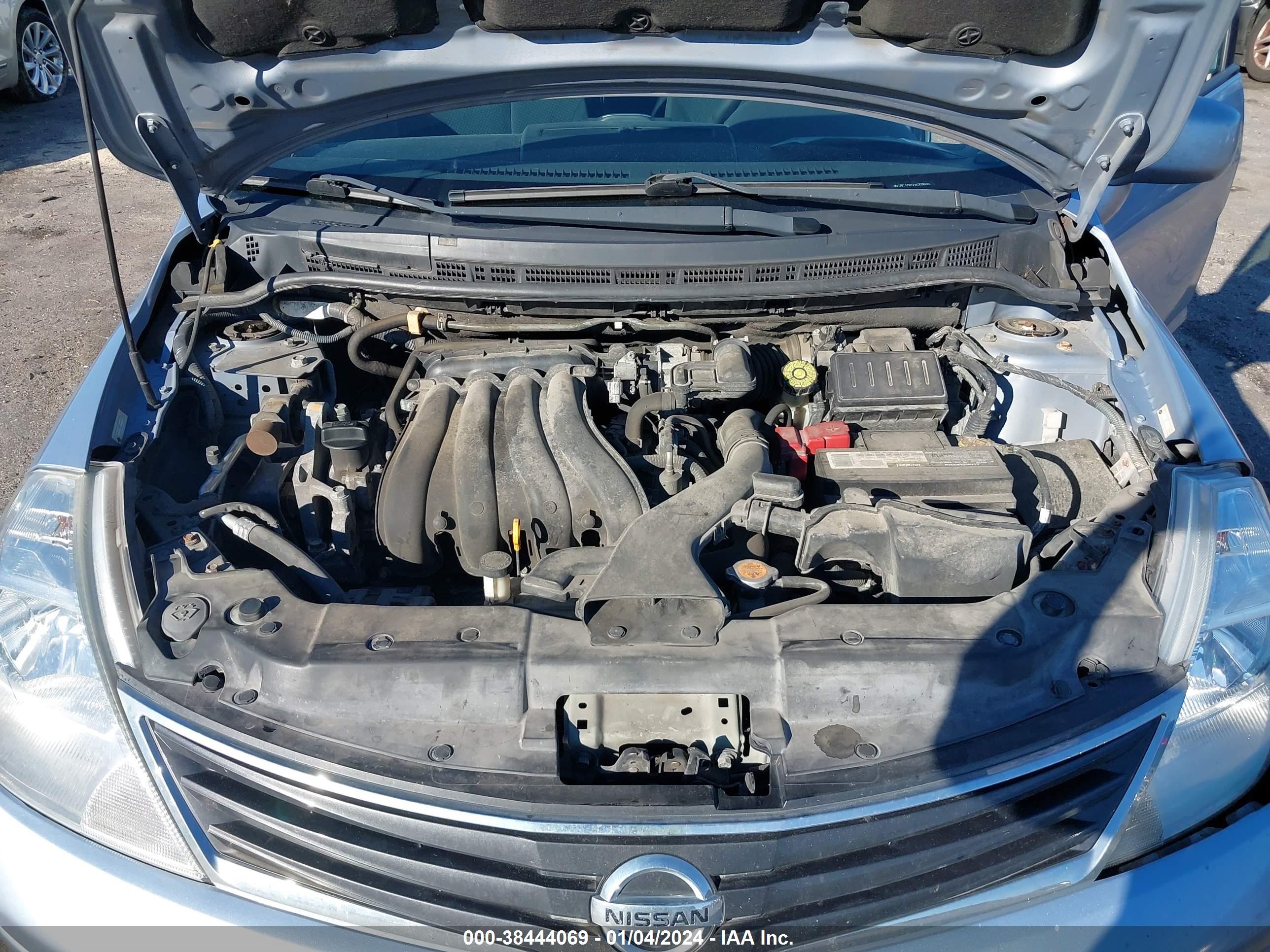 NISSAN VERSA image 10