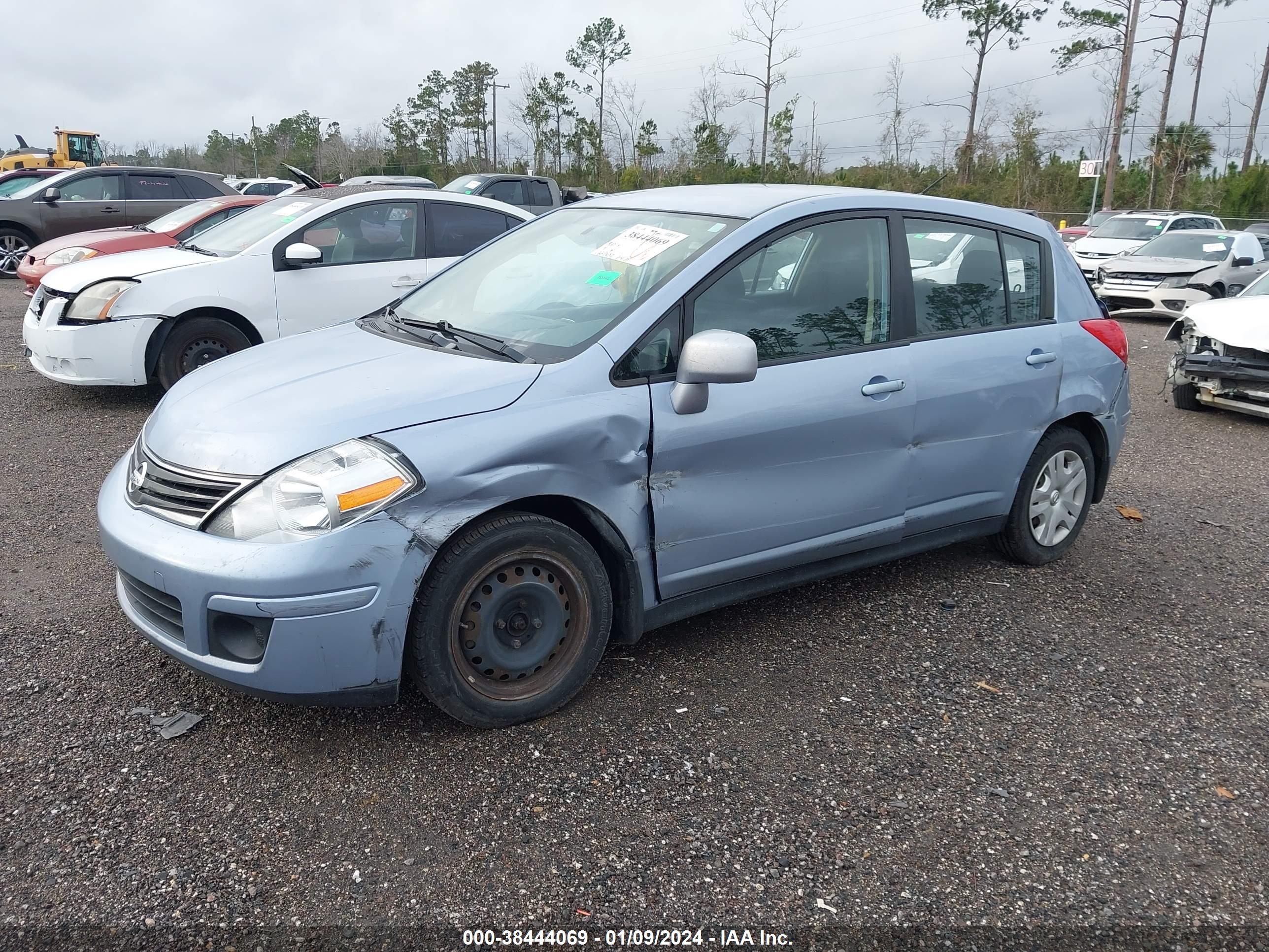 NISSAN VERSA image 2
