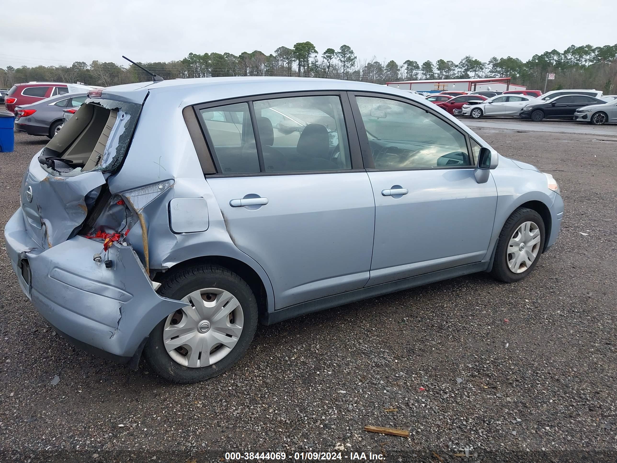 NISSAN VERSA image 4