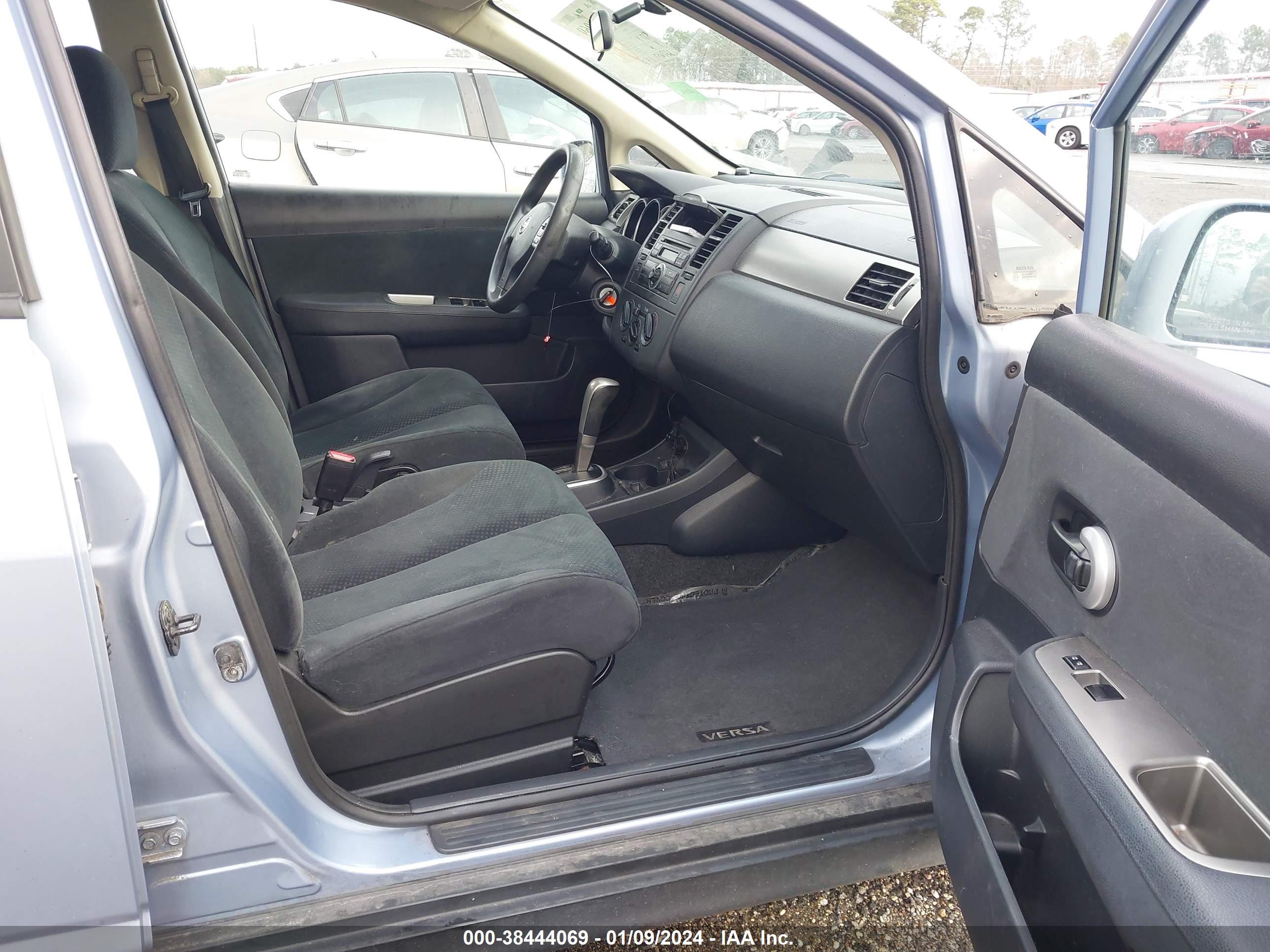 NISSAN VERSA image 5