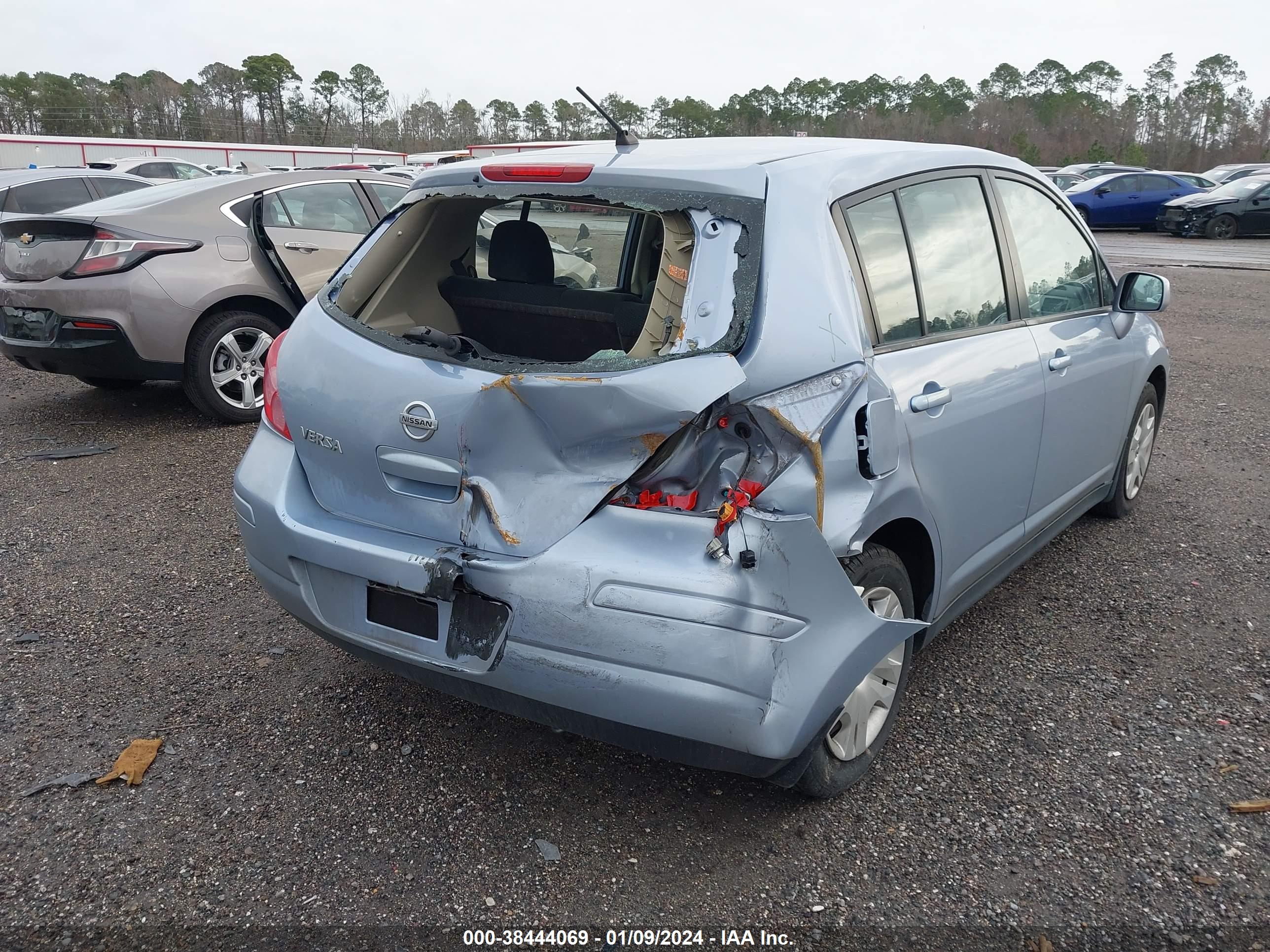 NISSAN VERSA image 6