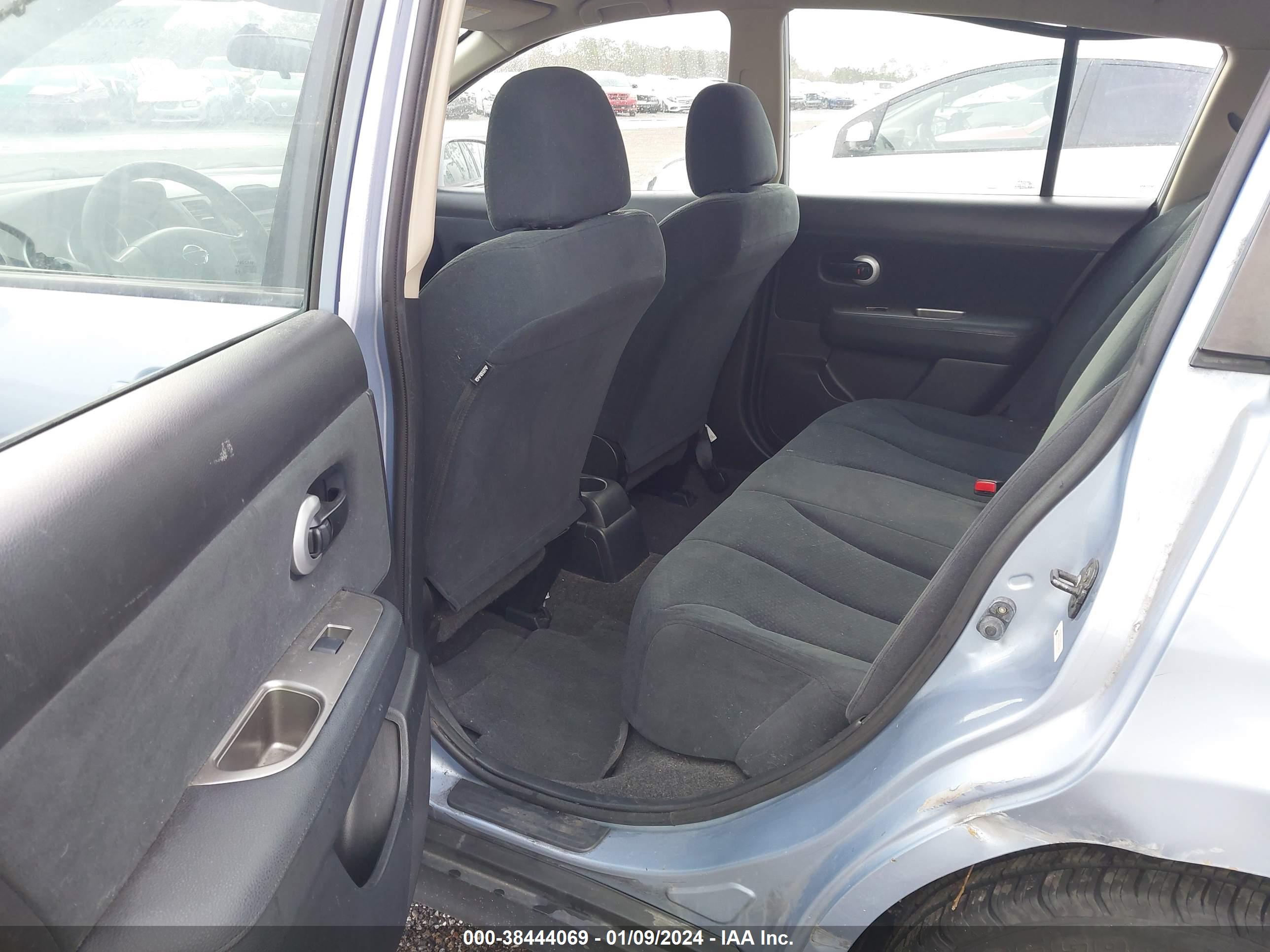 NISSAN VERSA image 8