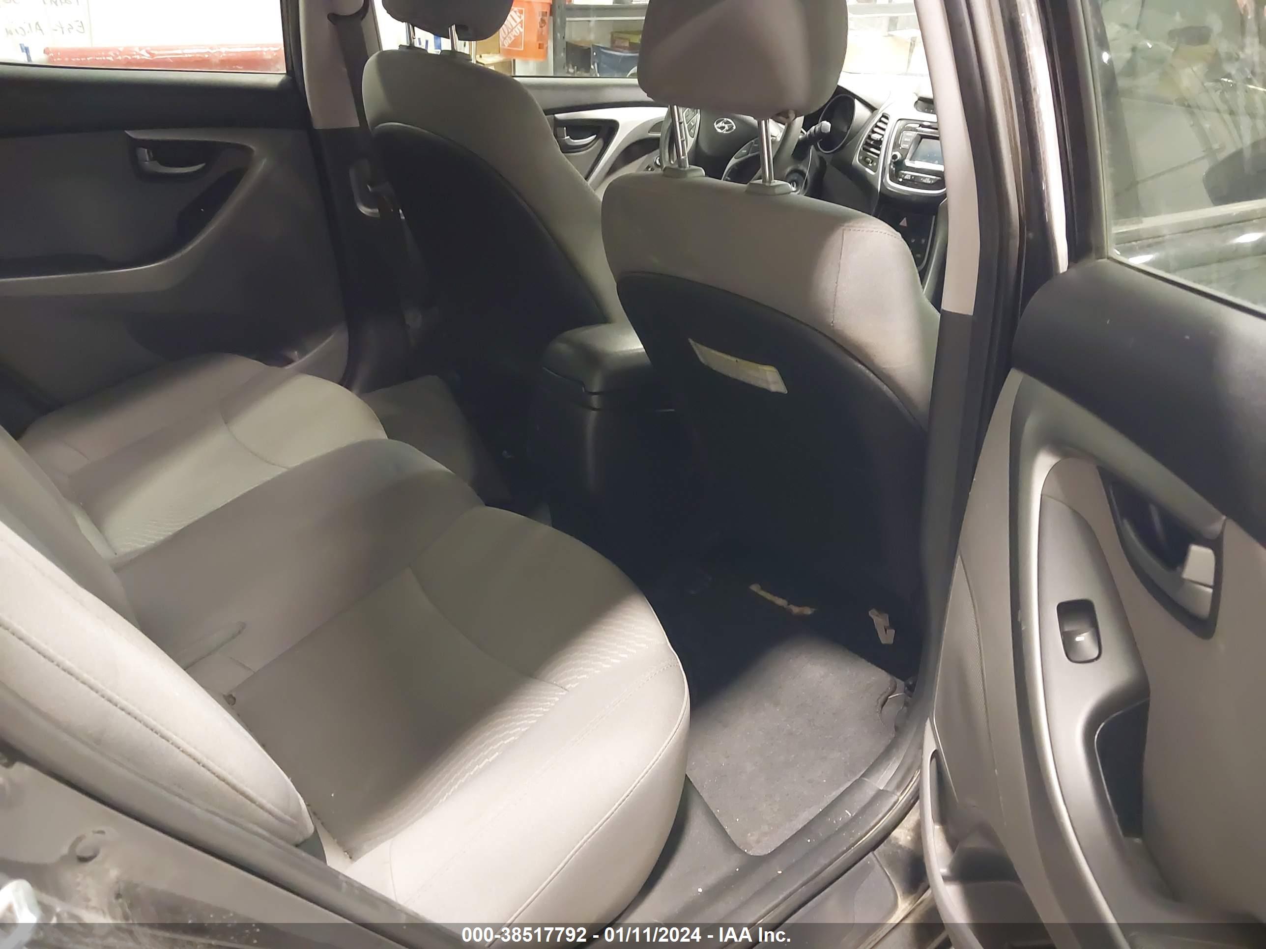 HYUNDAI ELANTRA image 8