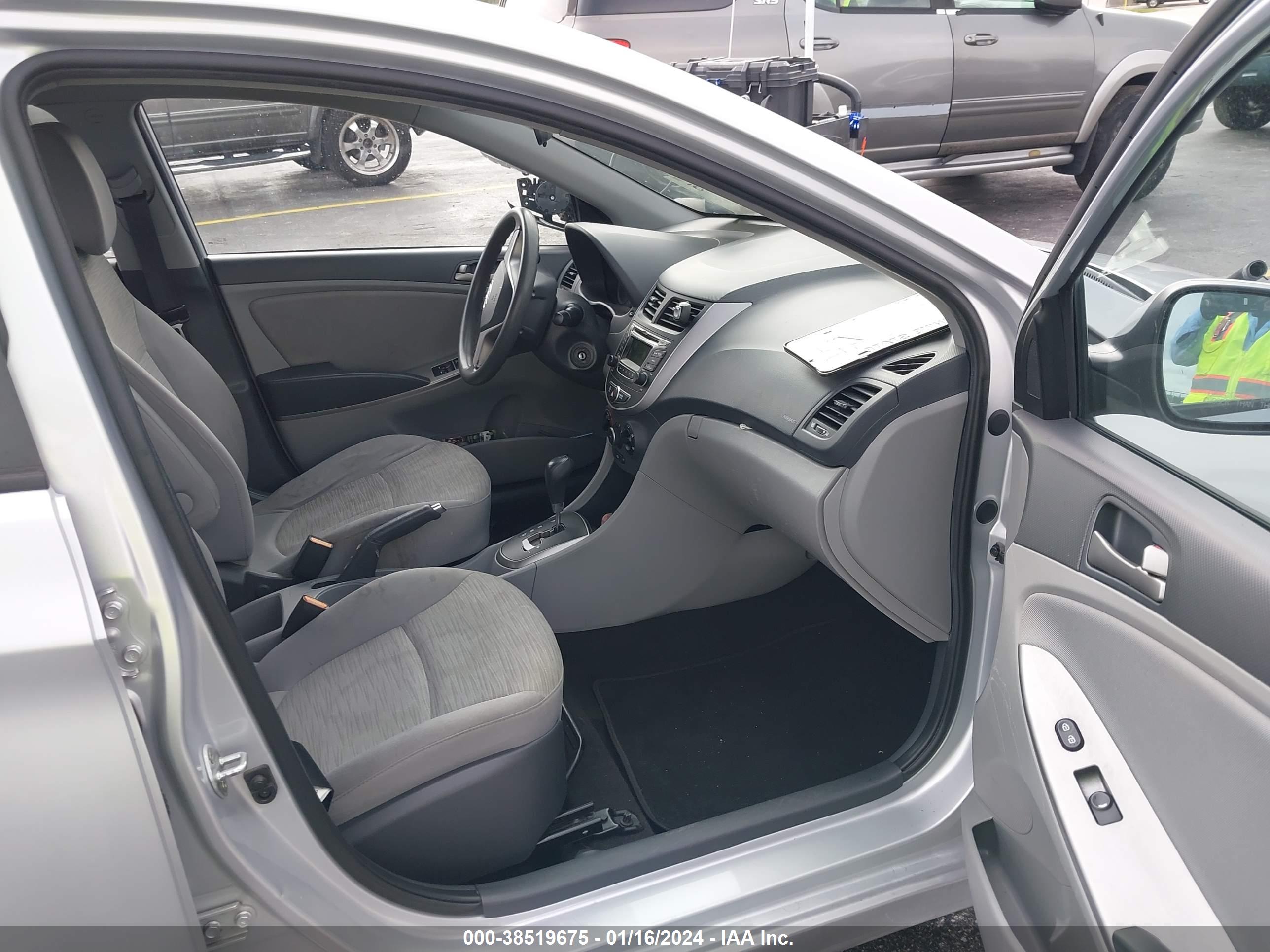 HYUNDAI ACCENT image 5