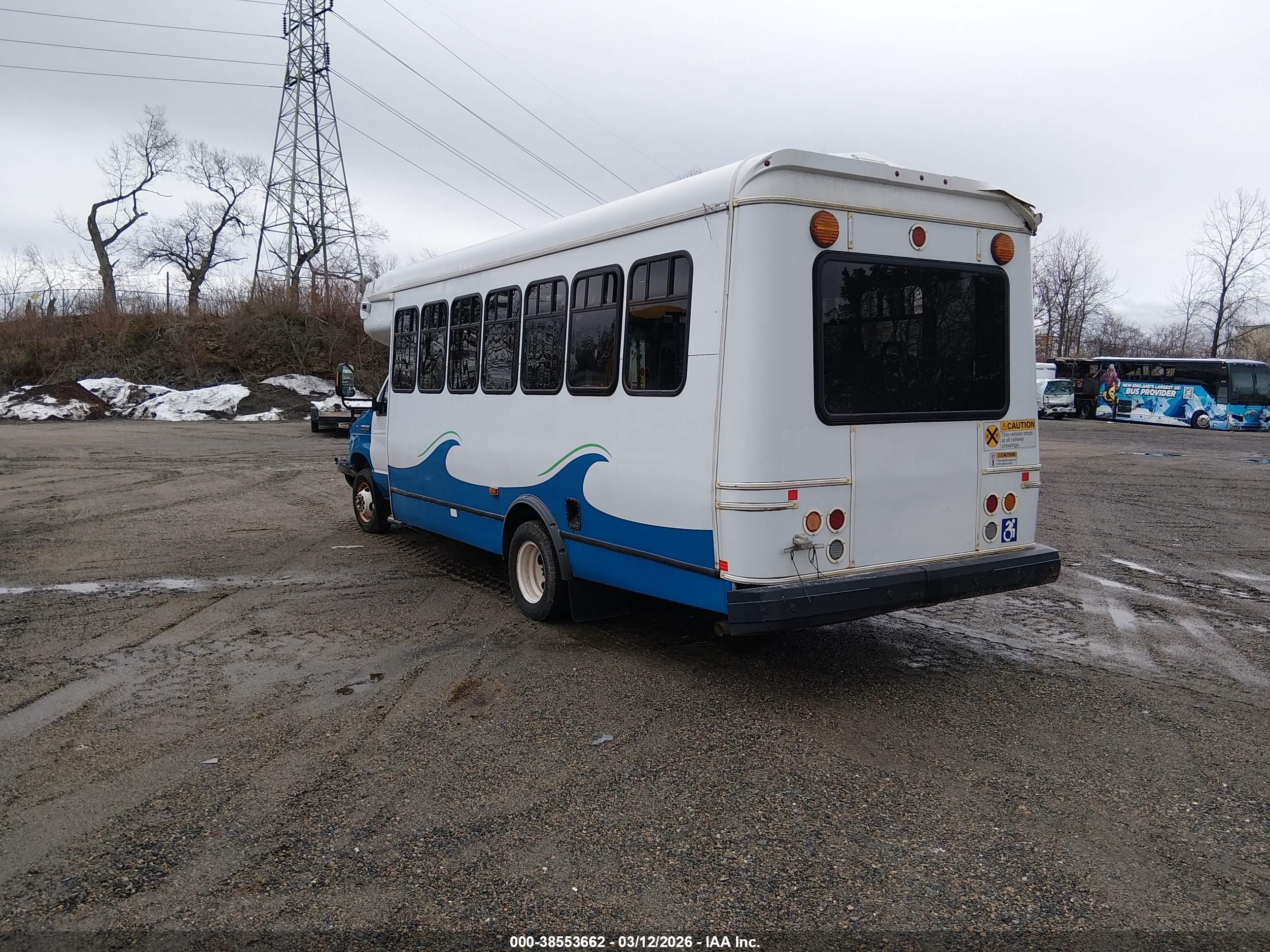 FORD BUS image 3