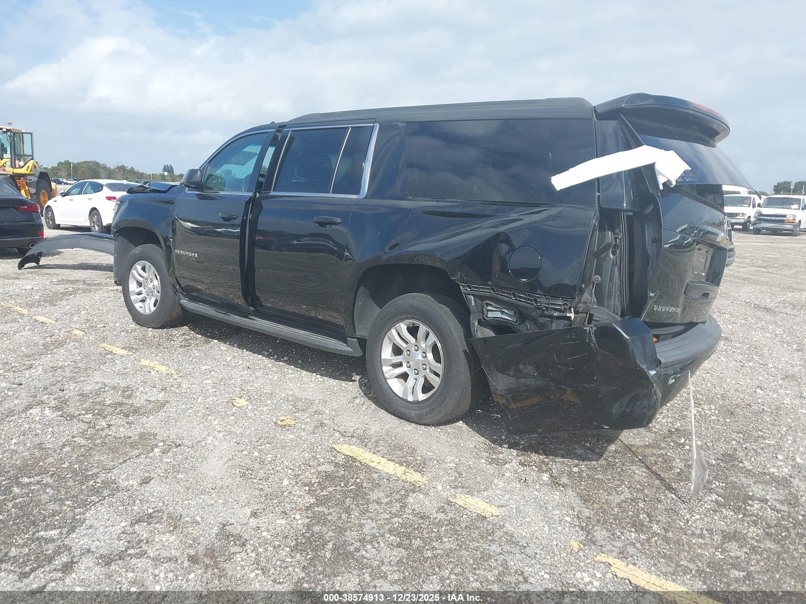 CHEVROLET SUBURBAN image 3