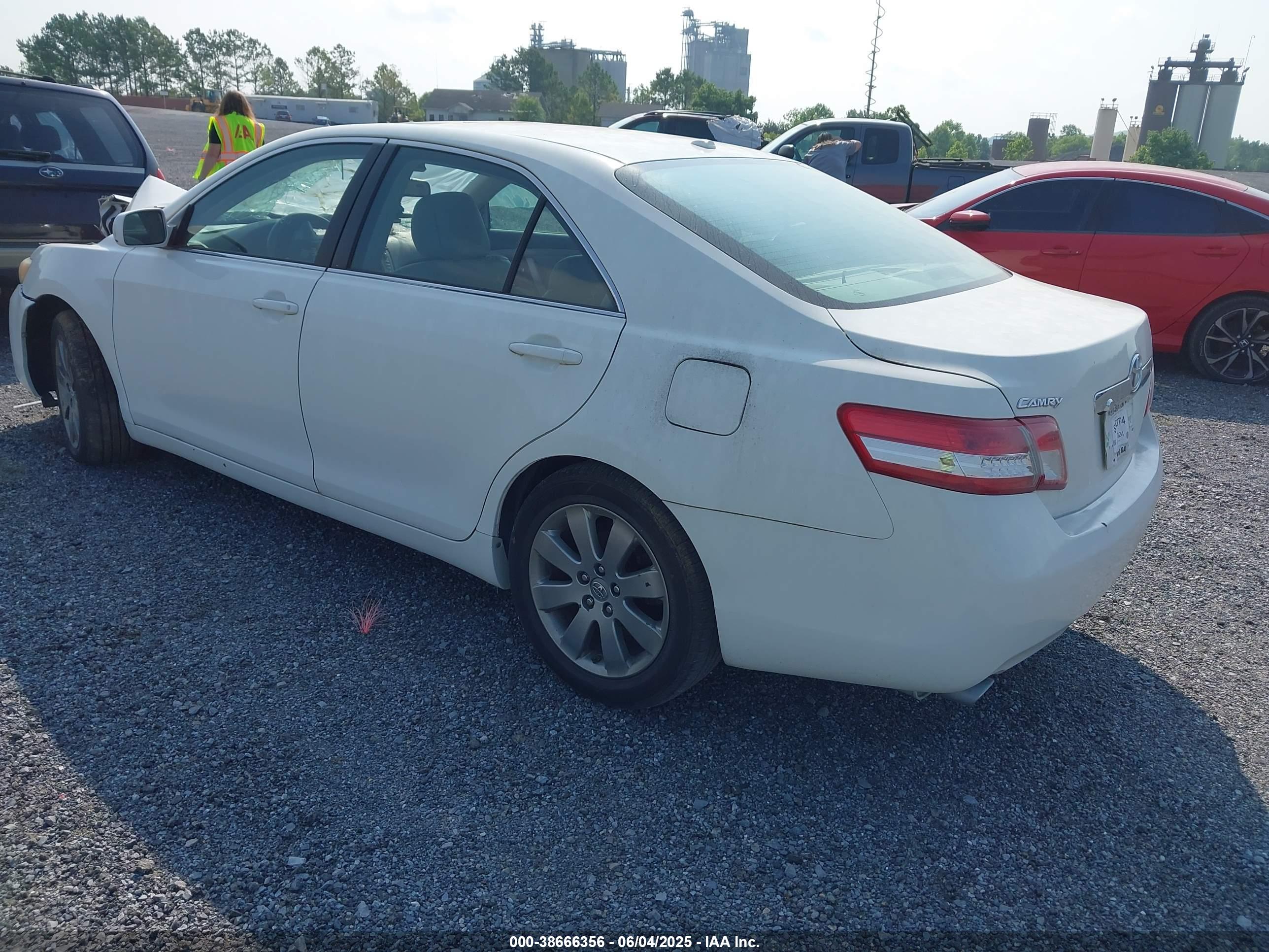 TOYOTA CAMRY image 3
