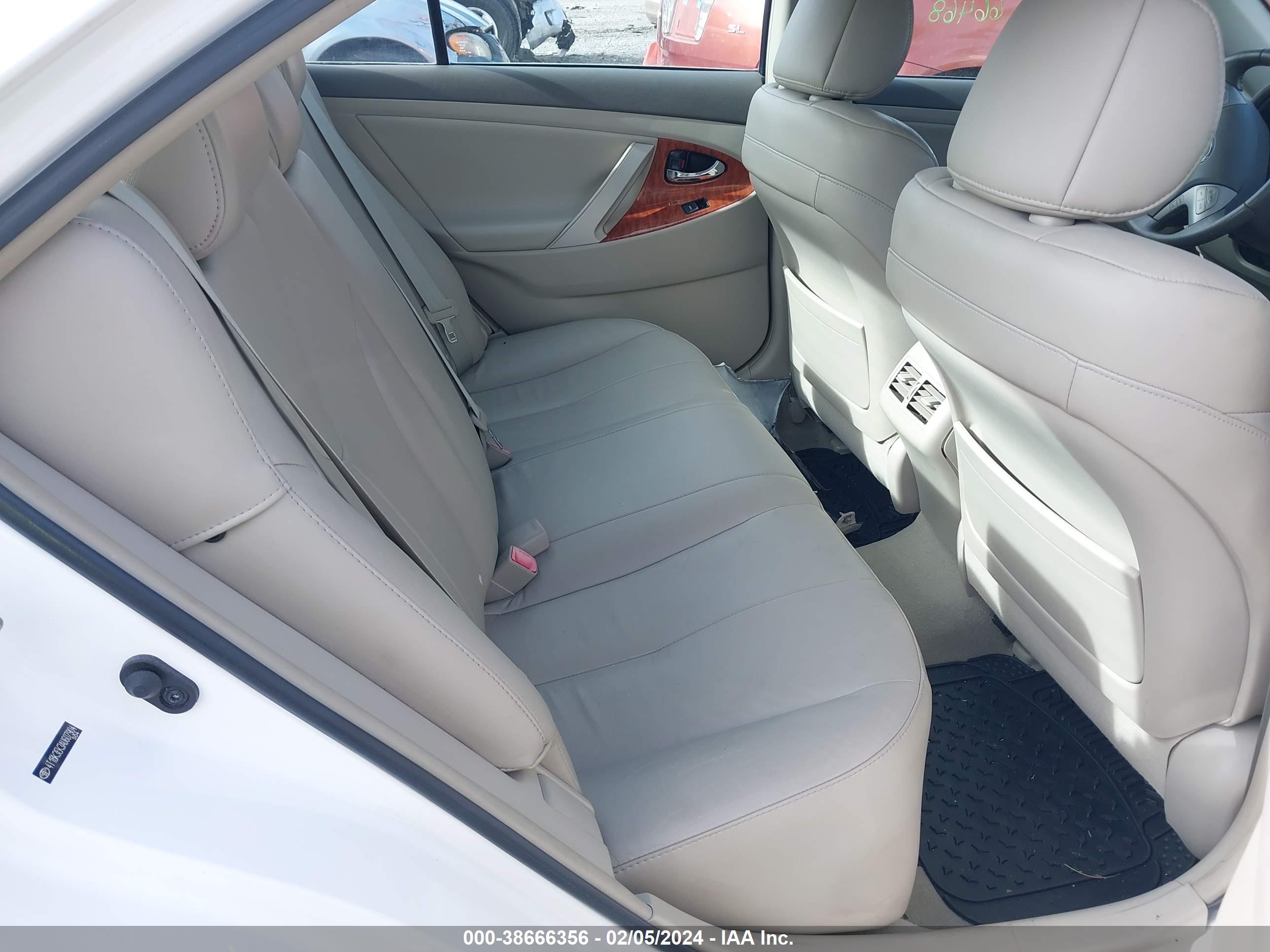 TOYOTA CAMRY image 8