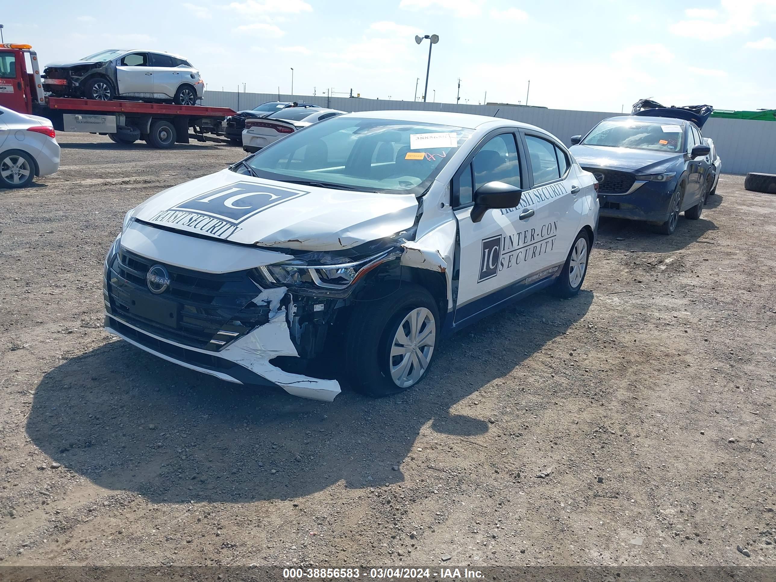 NISSAN VERSA image 2