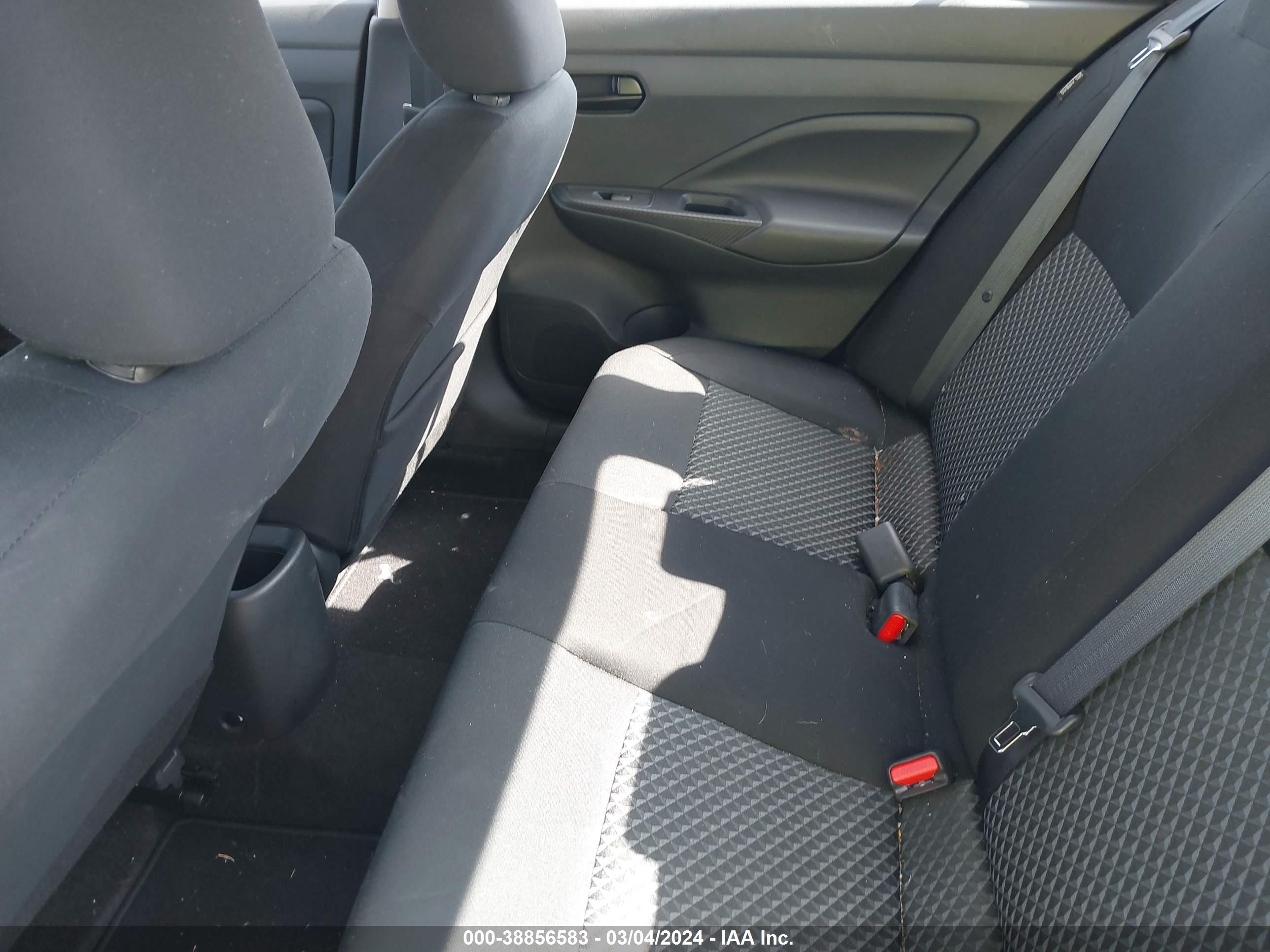 NISSAN VERSA image 8