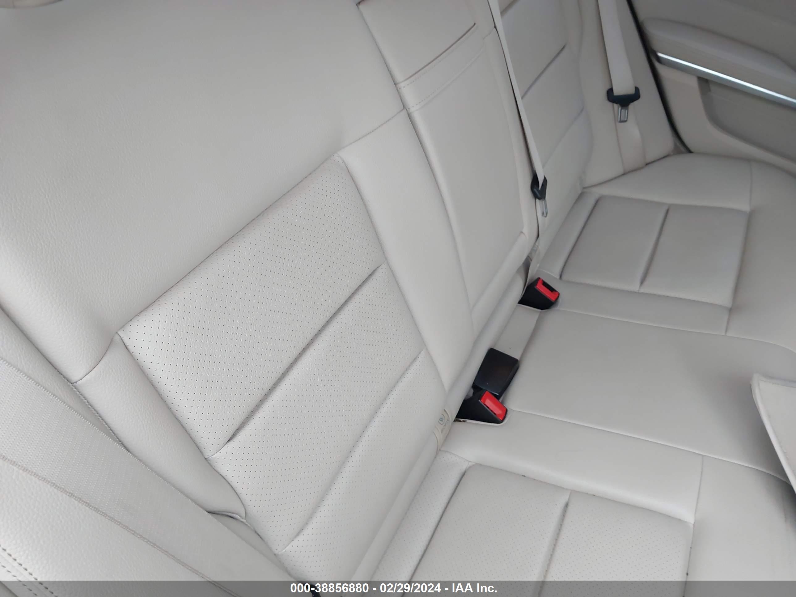 MERCEDES-BENZ E image 8