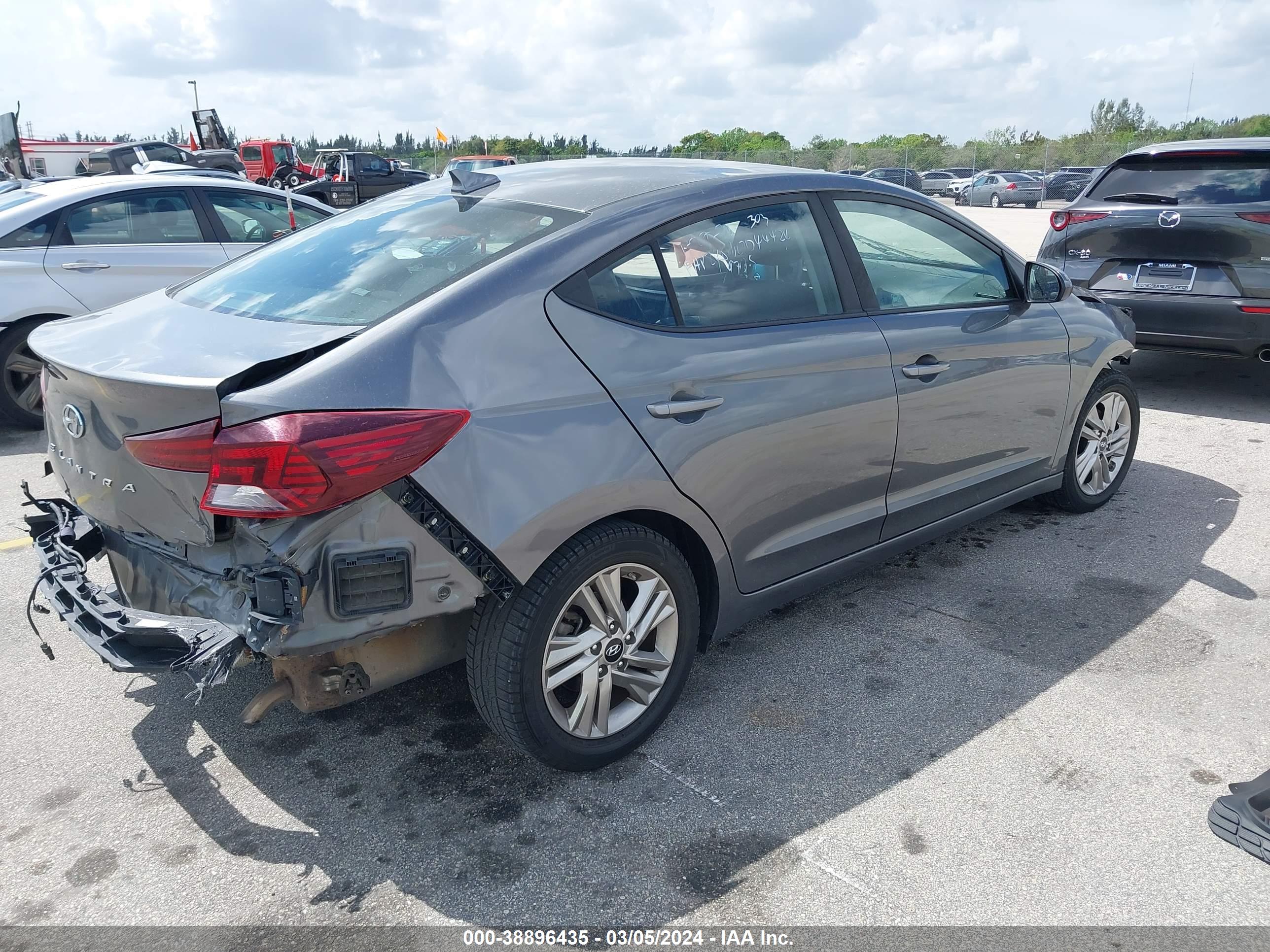HYUNDAI ELANTRA image 4