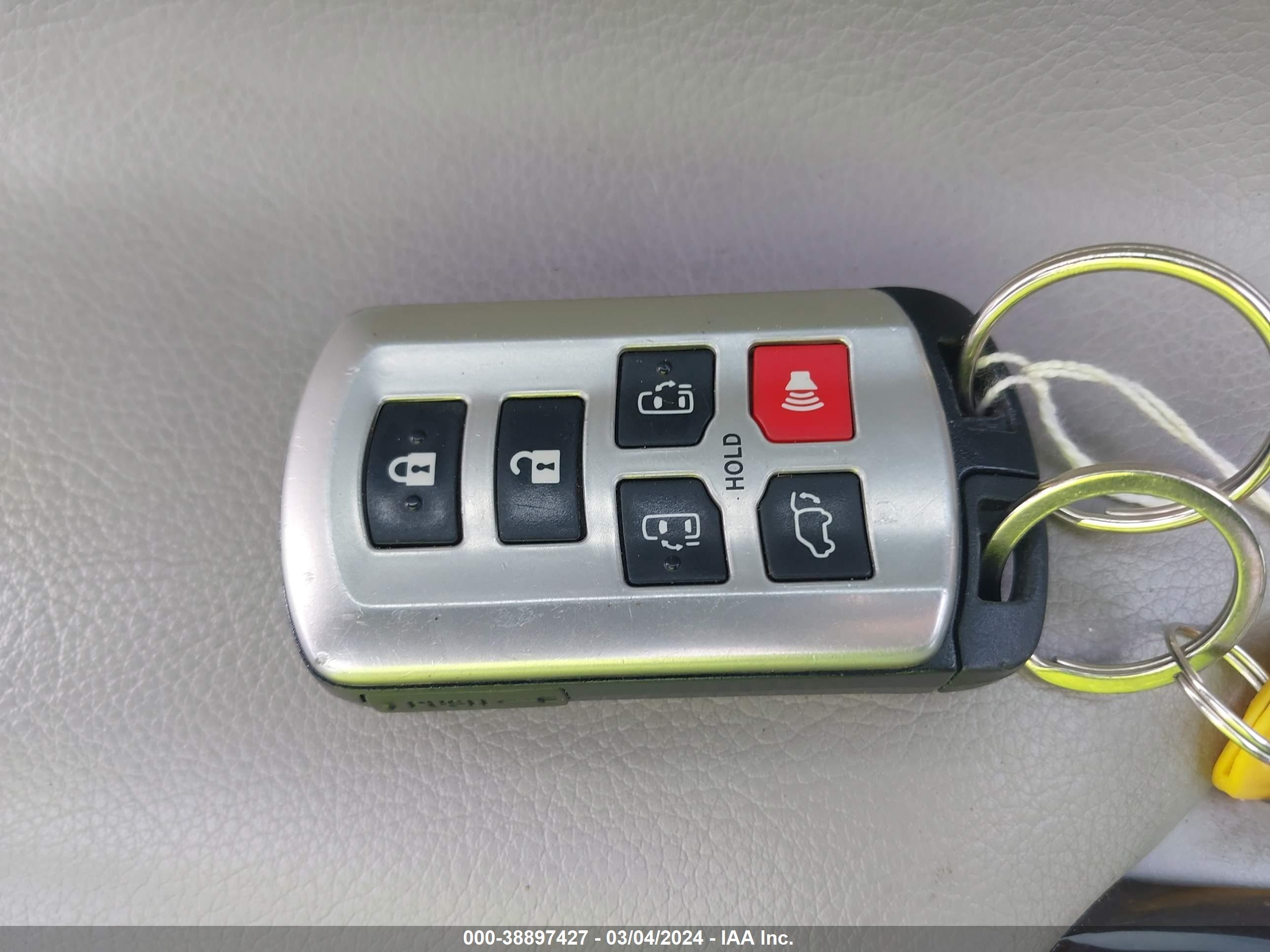 TOYOTA SIENNA image 11