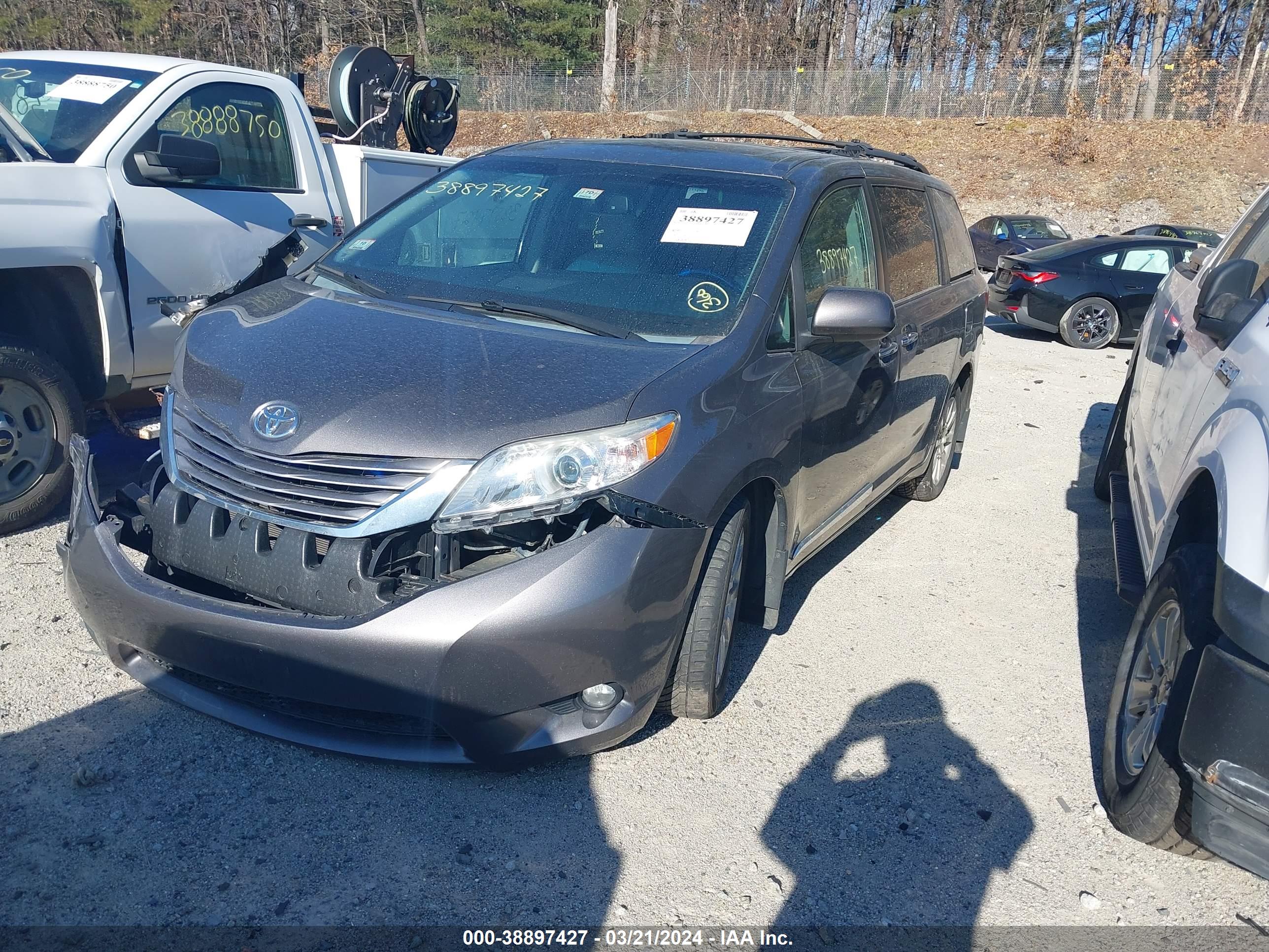TOYOTA SIENNA image 2