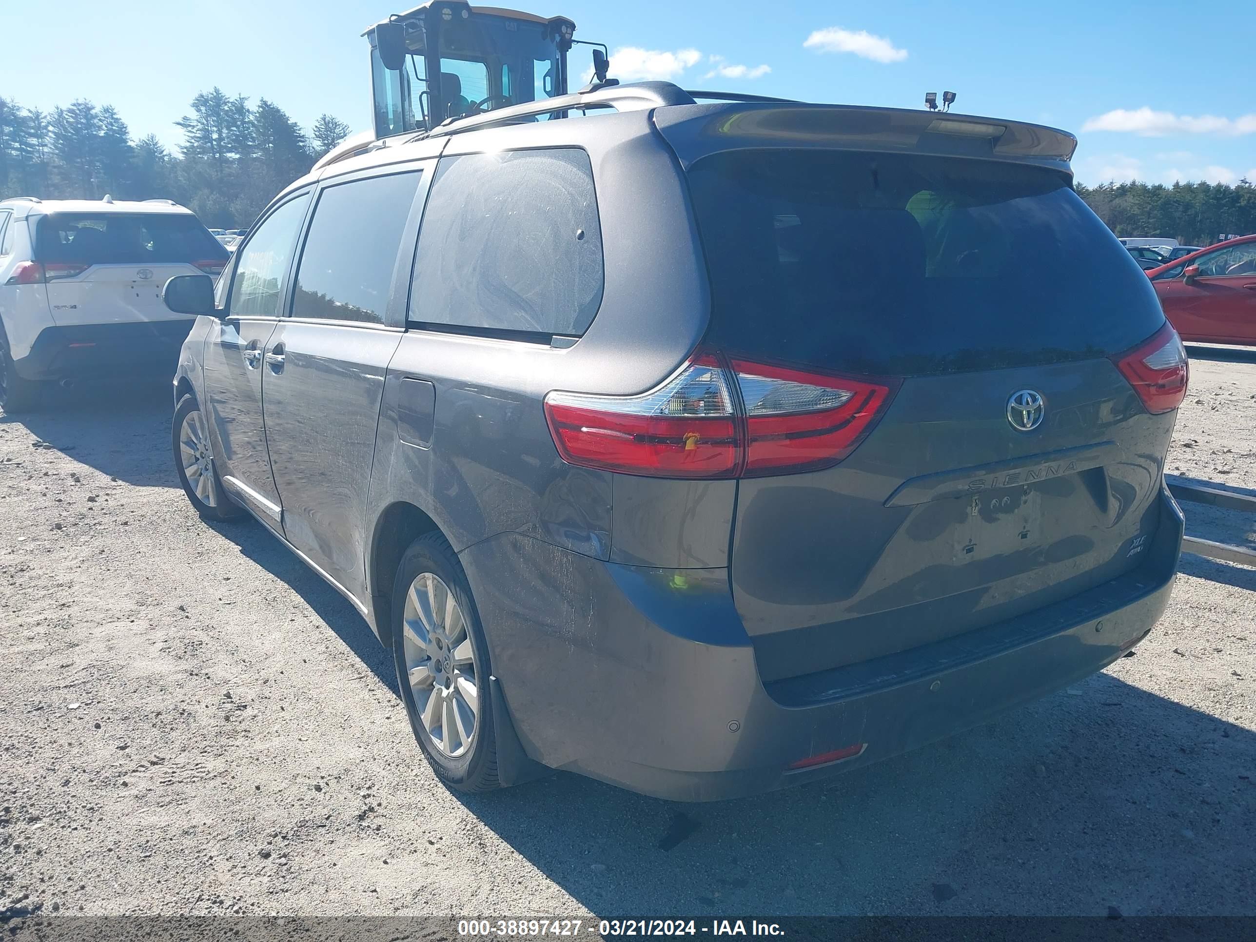 TOYOTA SIENNA image 3