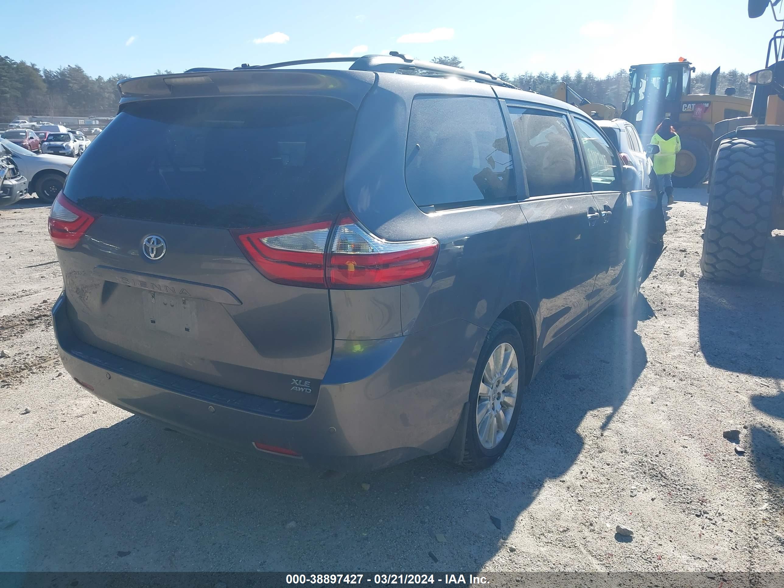TOYOTA SIENNA image 4