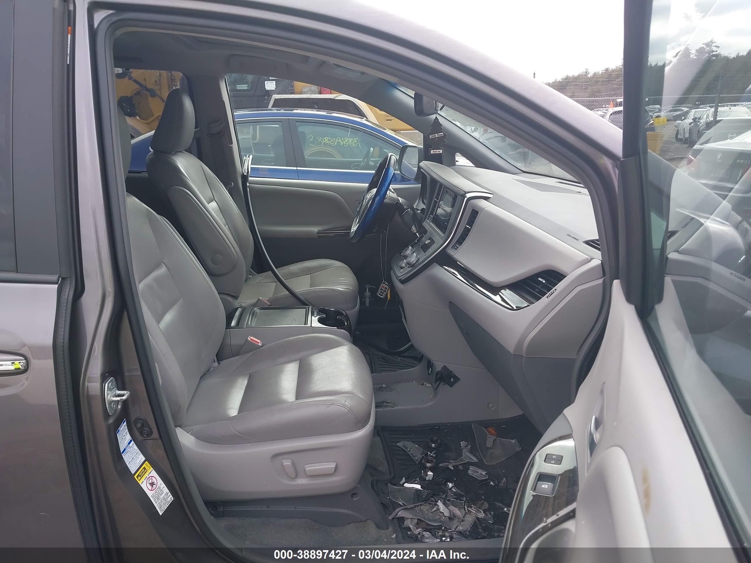 TOYOTA SIENNA image 5