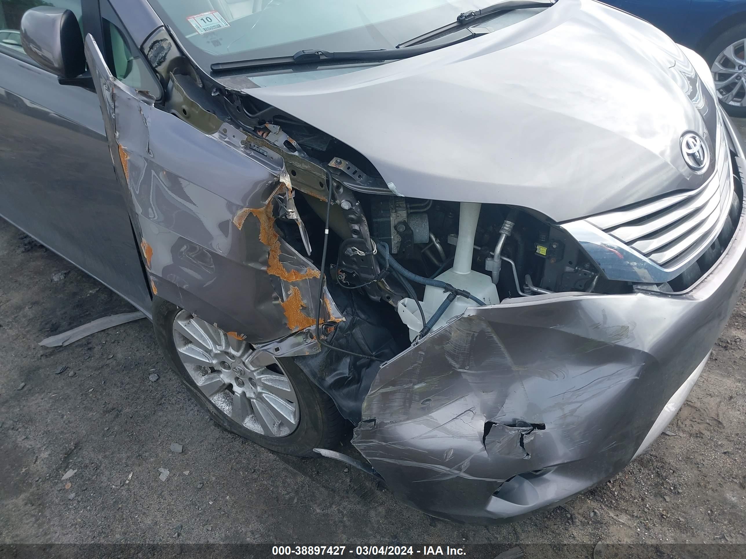TOYOTA SIENNA image 6