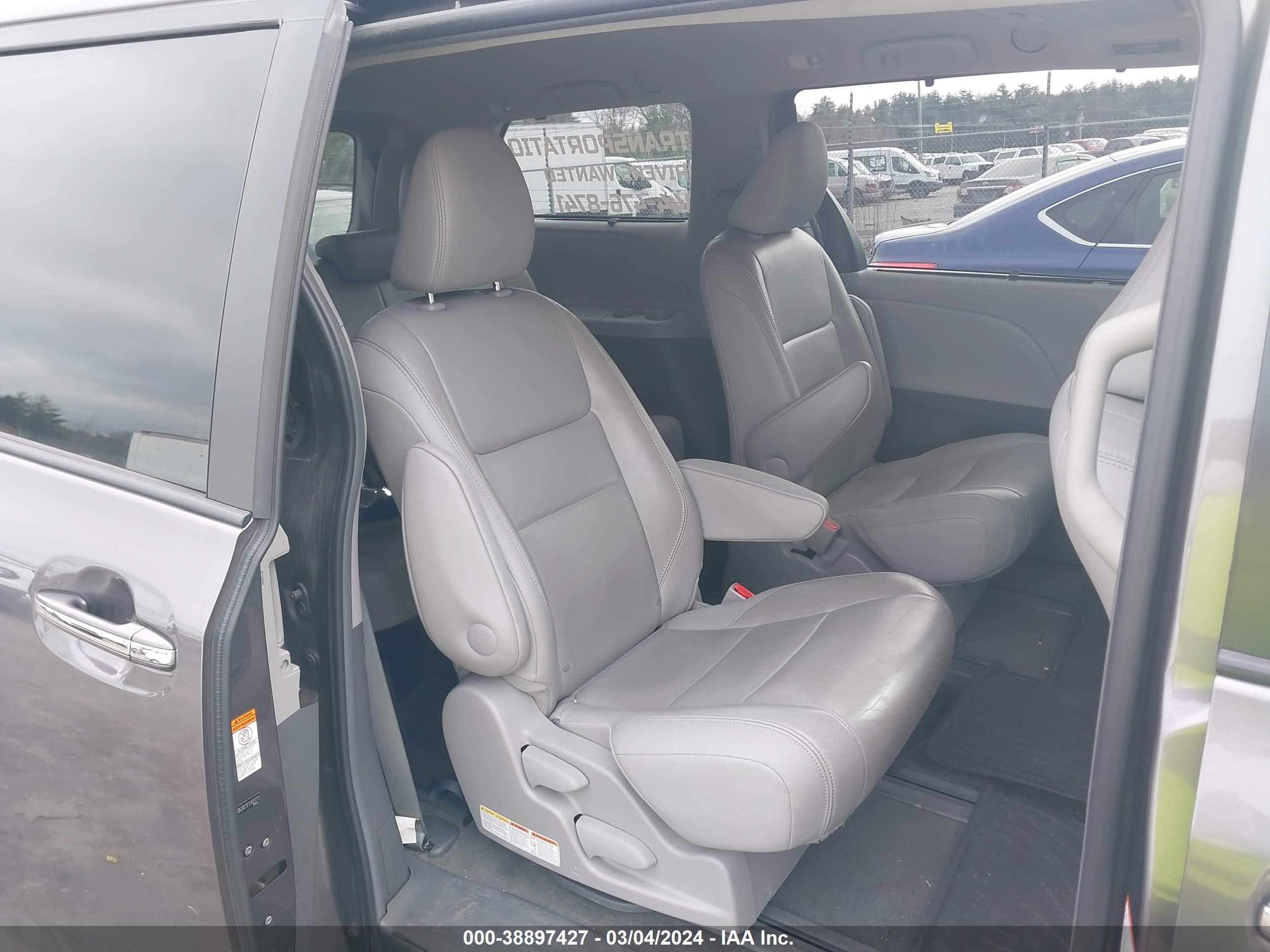 TOYOTA SIENNA image 8