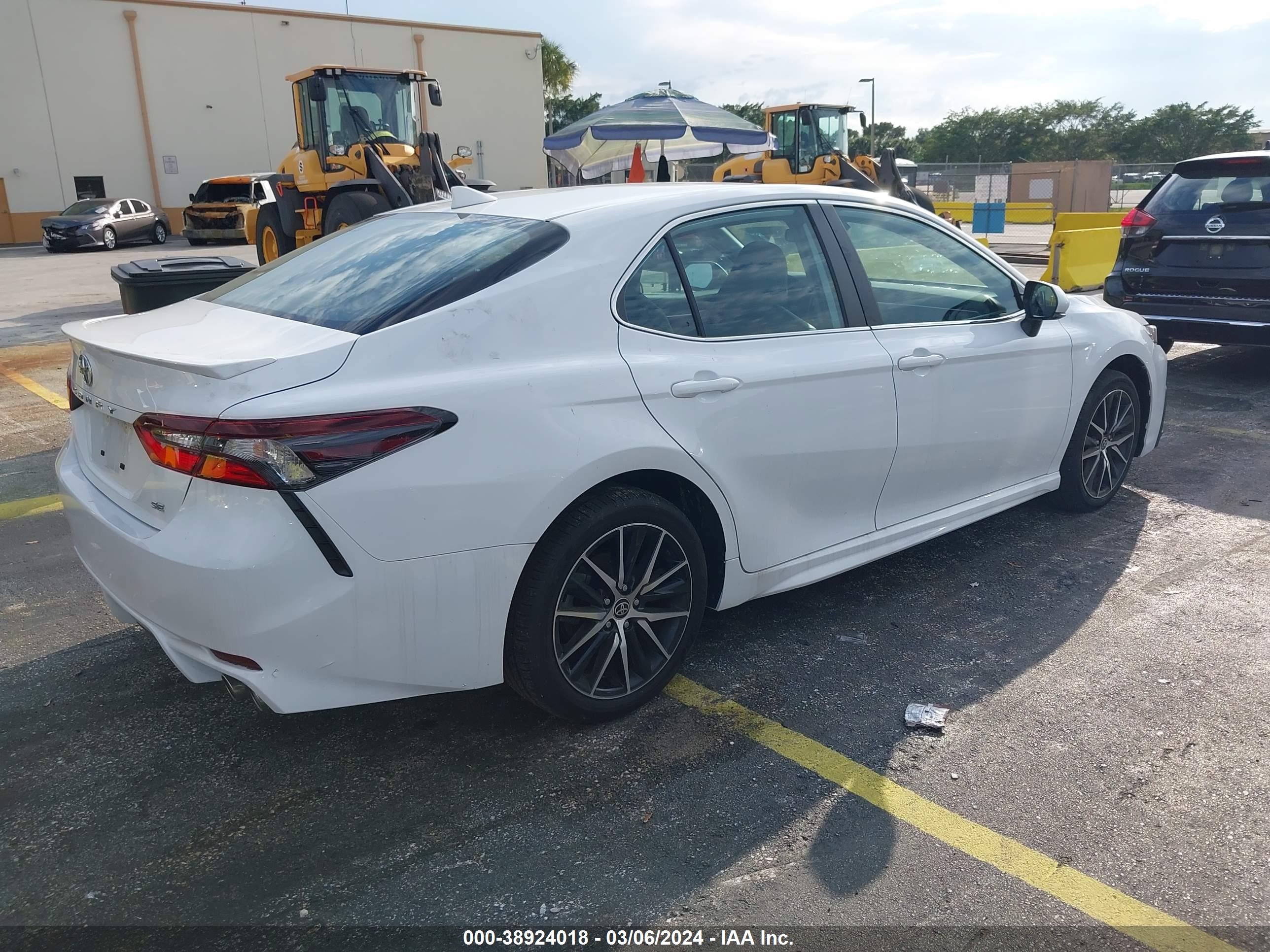 TOYOTA CAMRY image 4