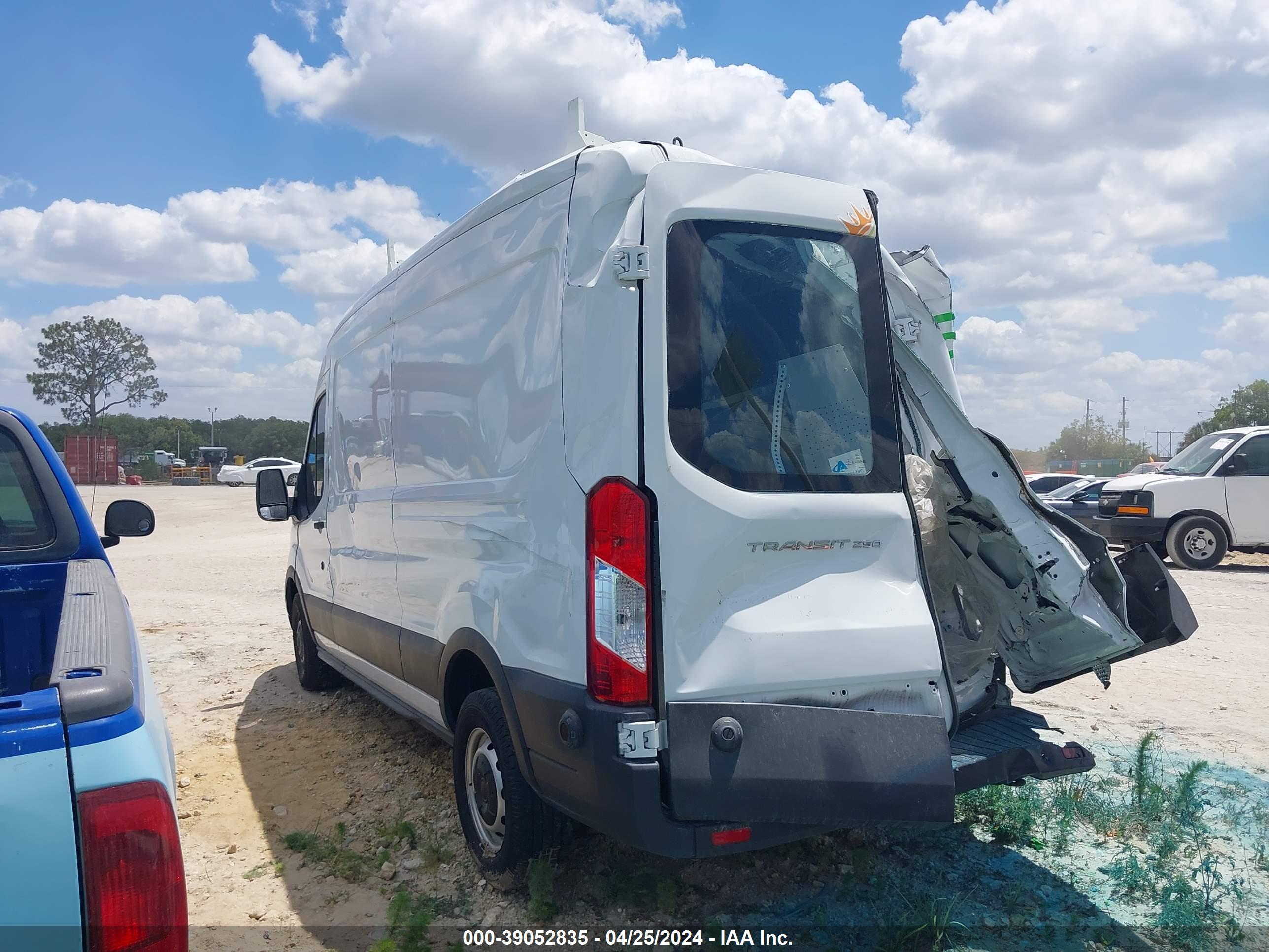 FORD TRANSIT-250 image 3