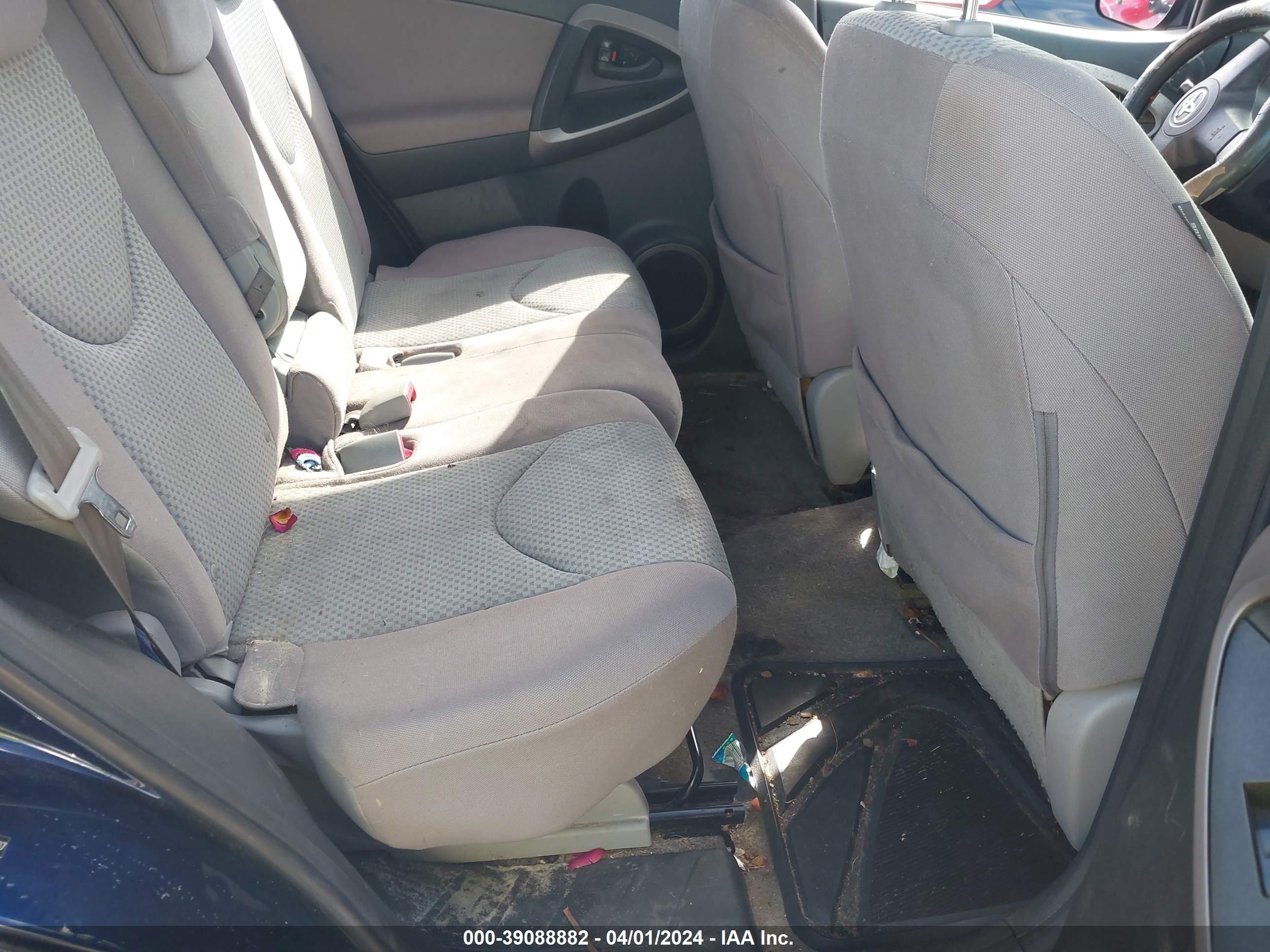 TOYOTA RAV4 image 8
