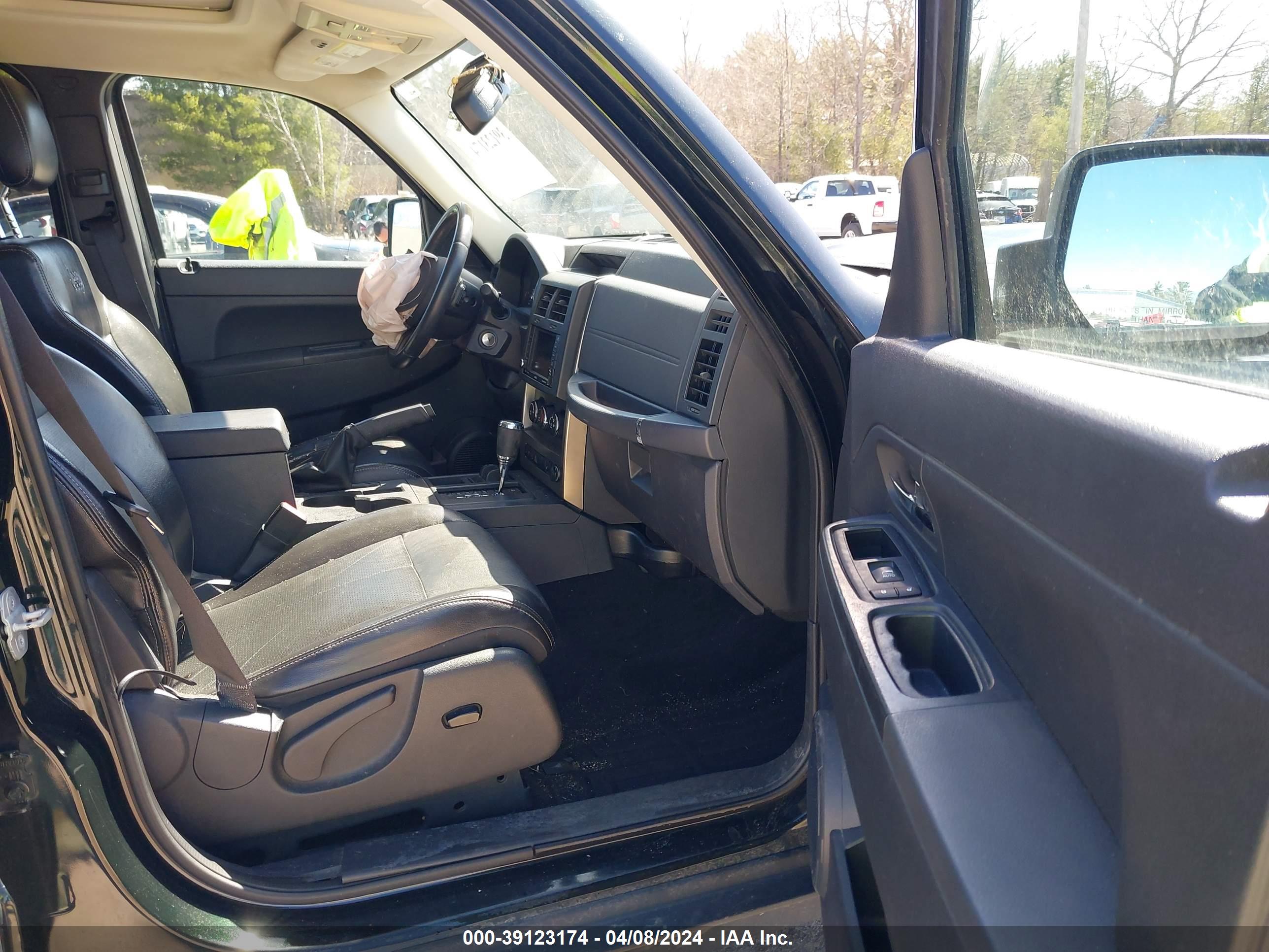 JEEP LIBERTY image 5