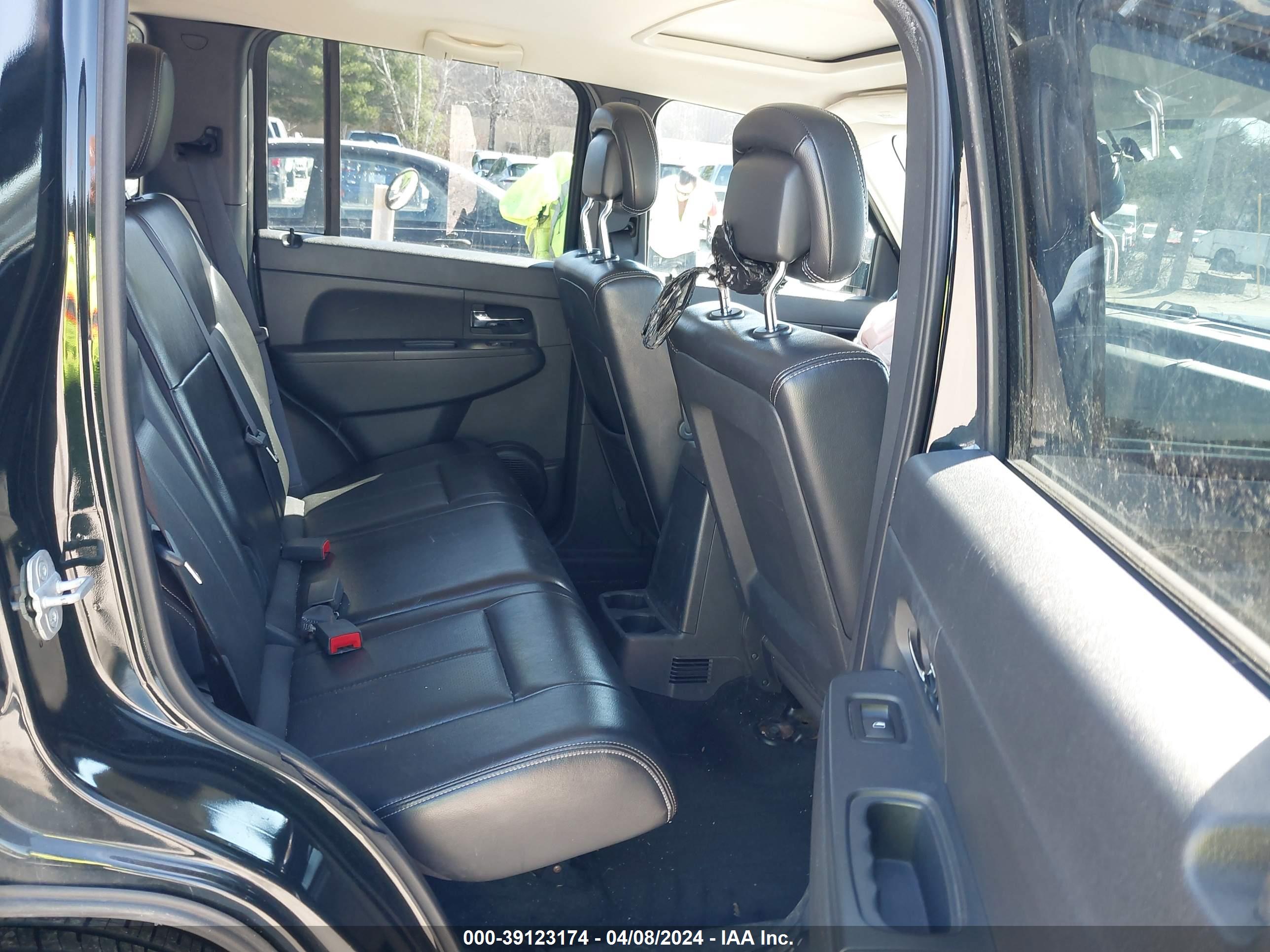 JEEP LIBERTY image 8
