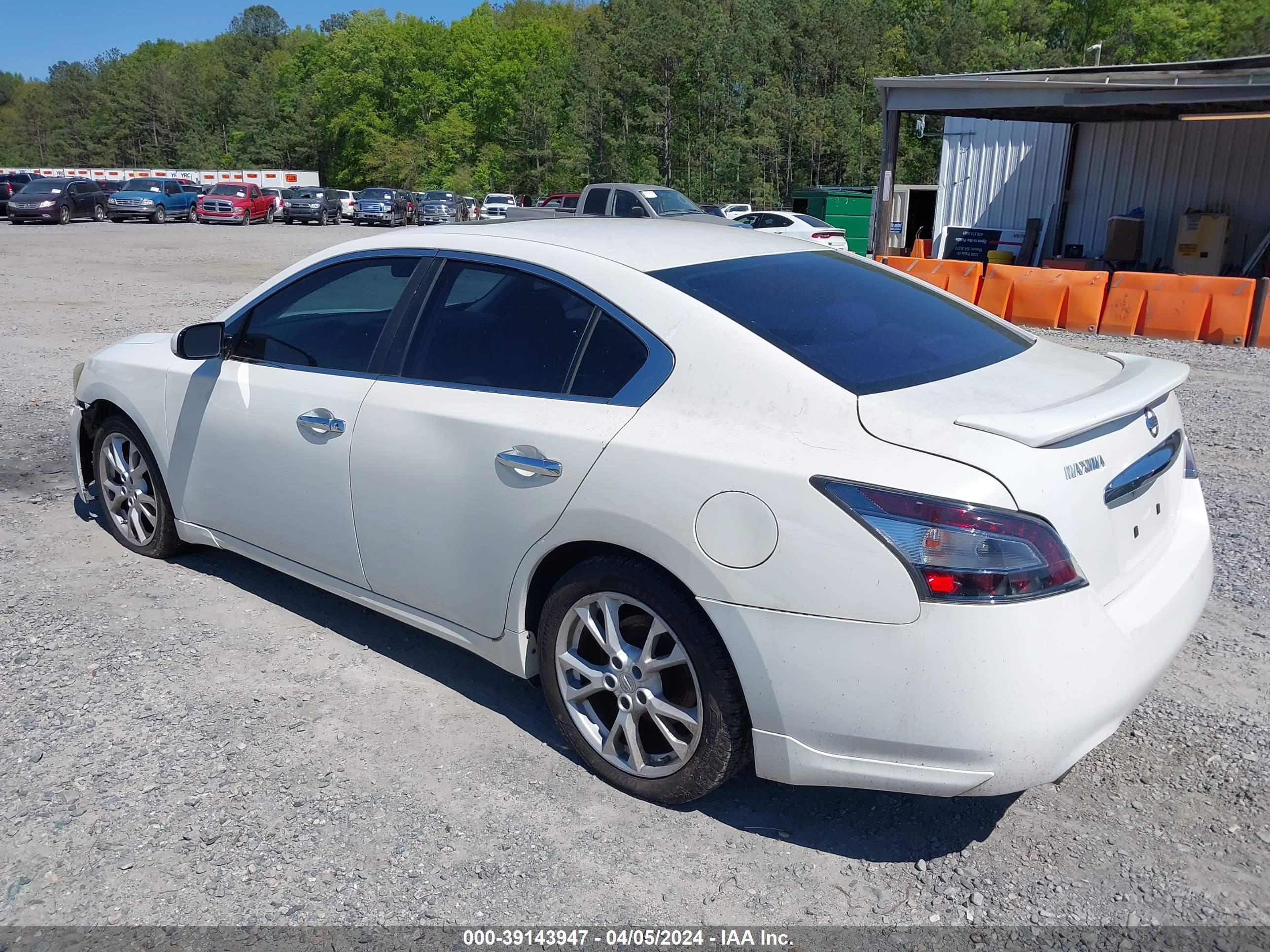 NISSAN MAXIMA image 3