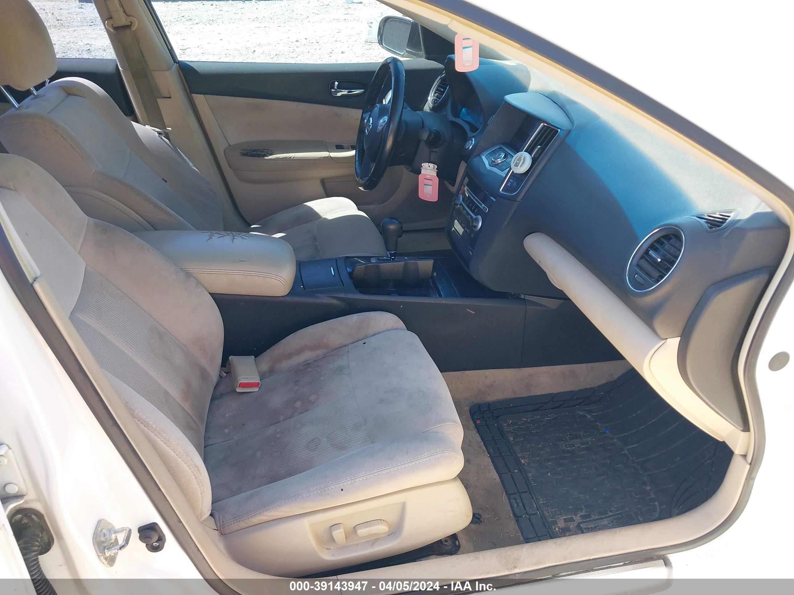 NISSAN MAXIMA image 5