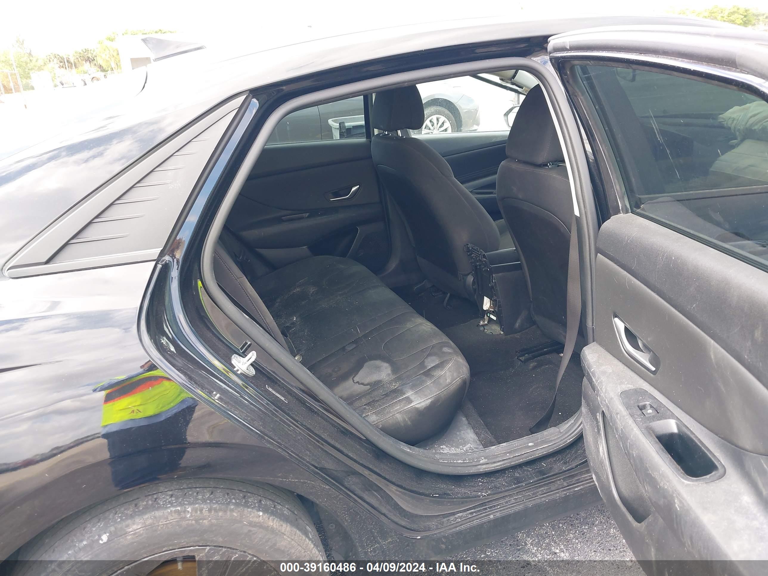 HYUNDAI ELANTRA image 8