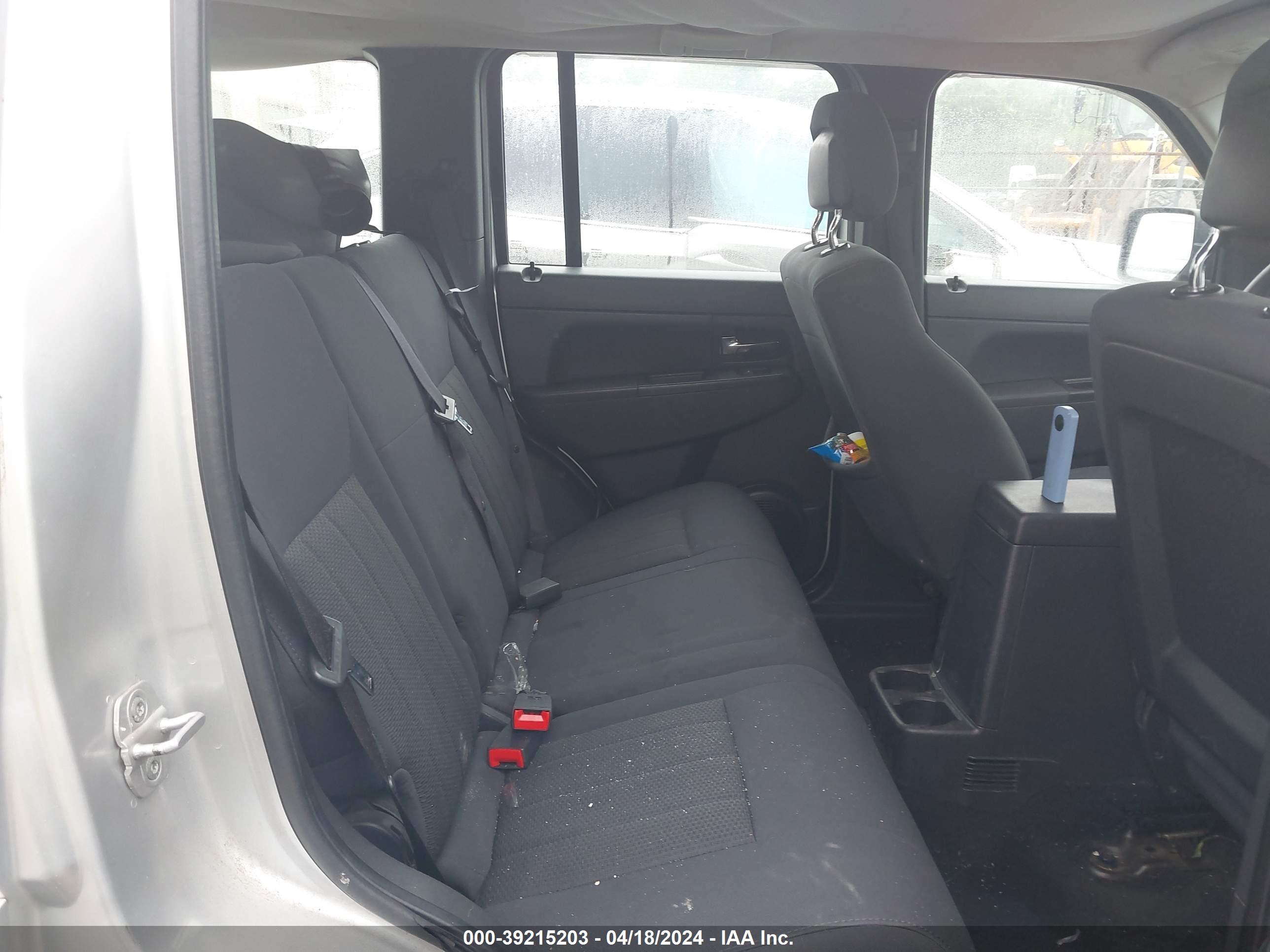 JEEP LIBERTY image 8