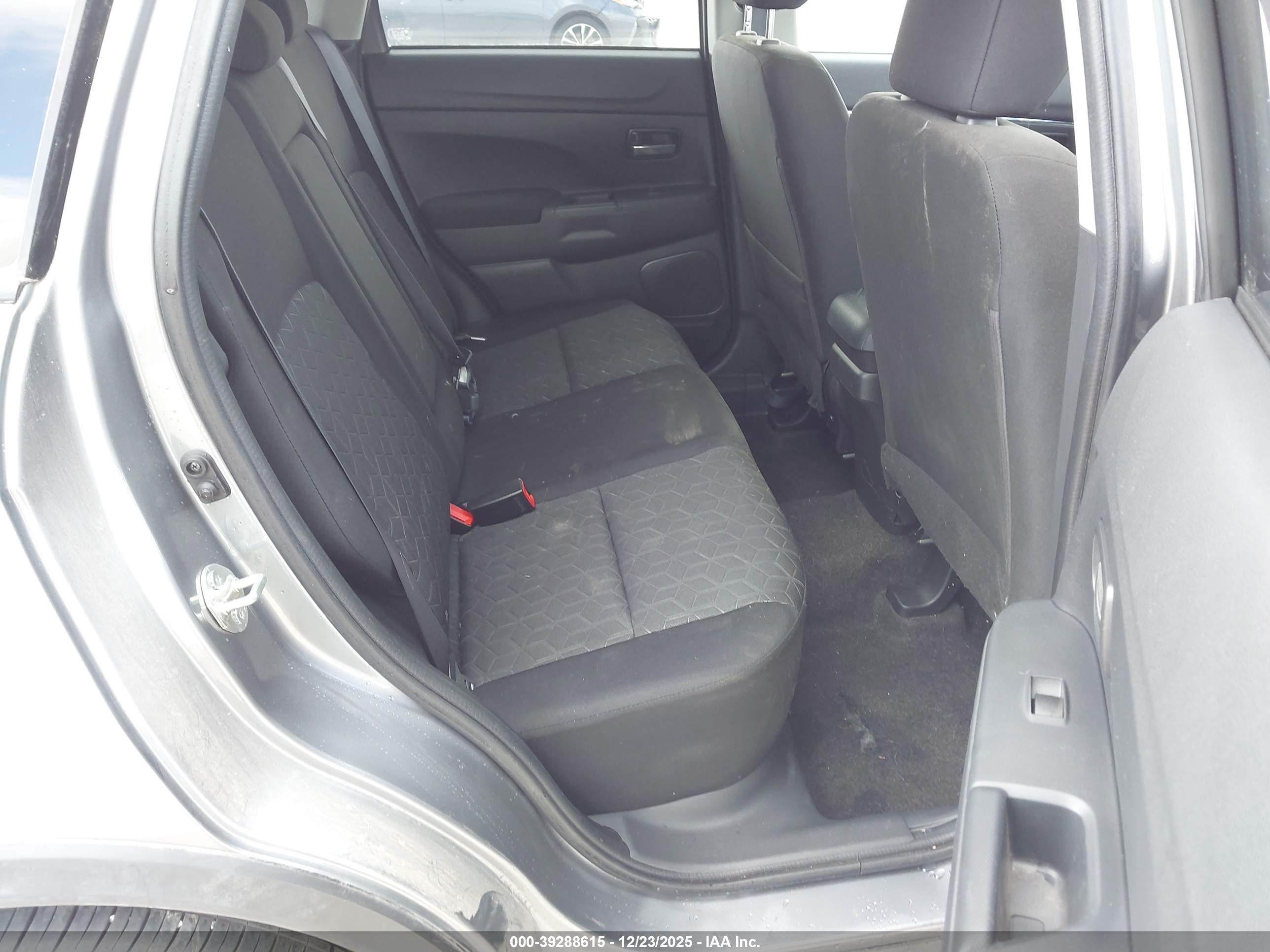 MITSUBISHI OUTLANDER image 8