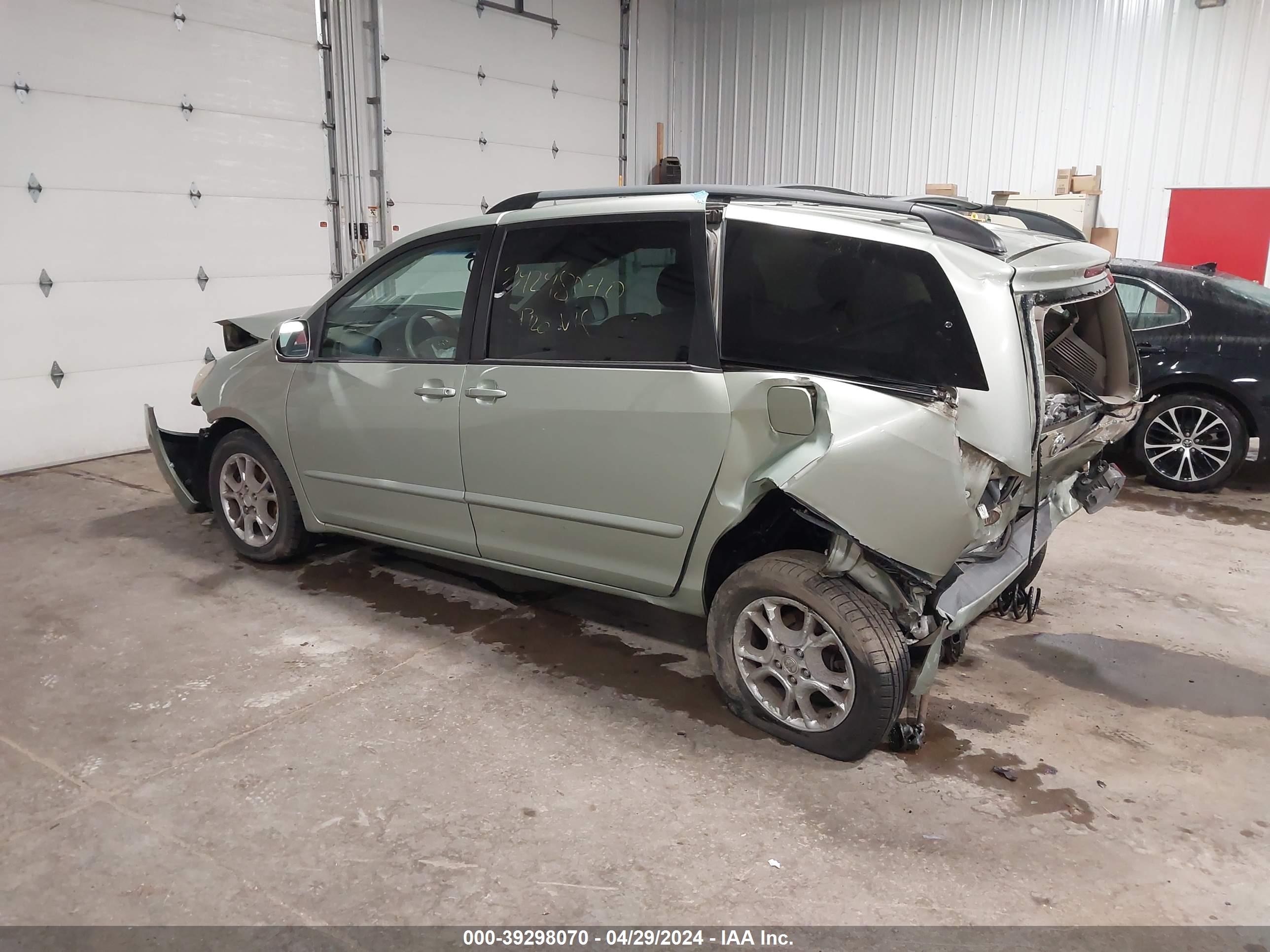 TOYOTA SIENNA image 3