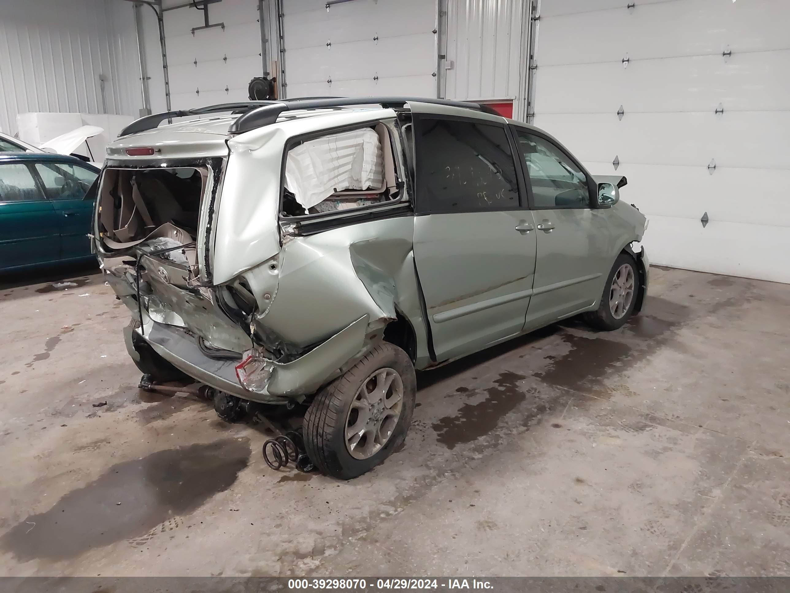 TOYOTA SIENNA image 4