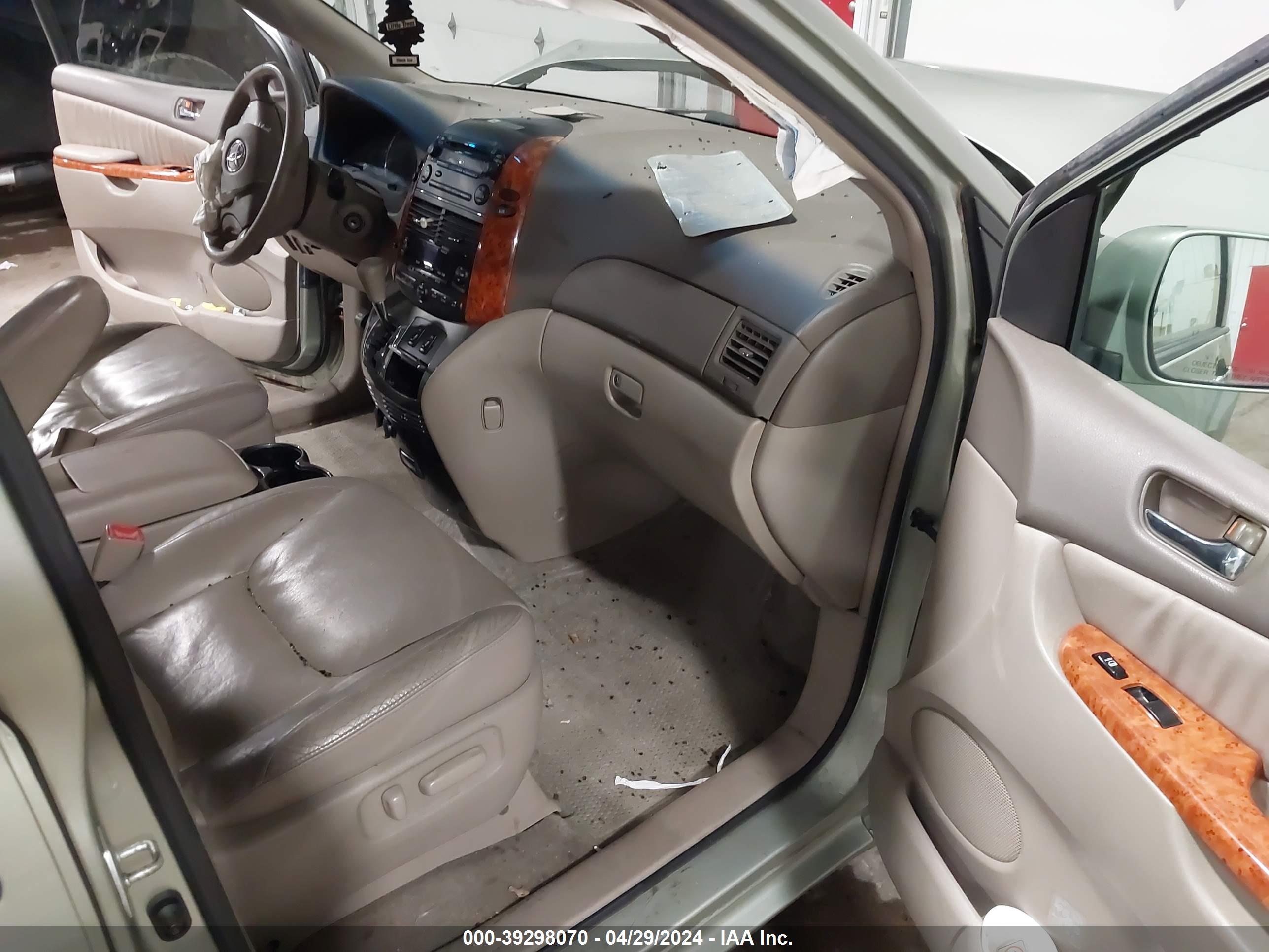 TOYOTA SIENNA image 5