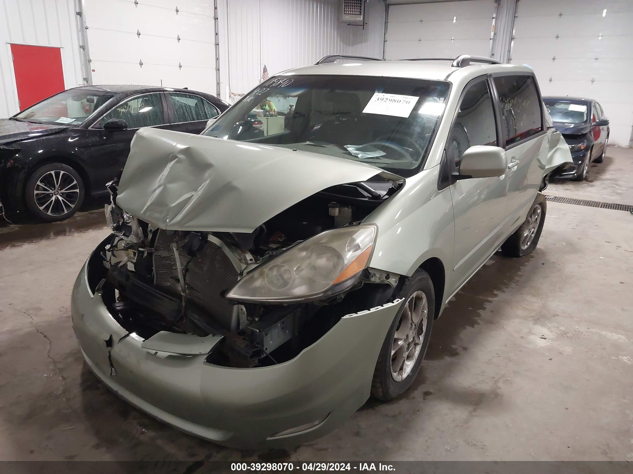 TOYOTA SIENNA image 6