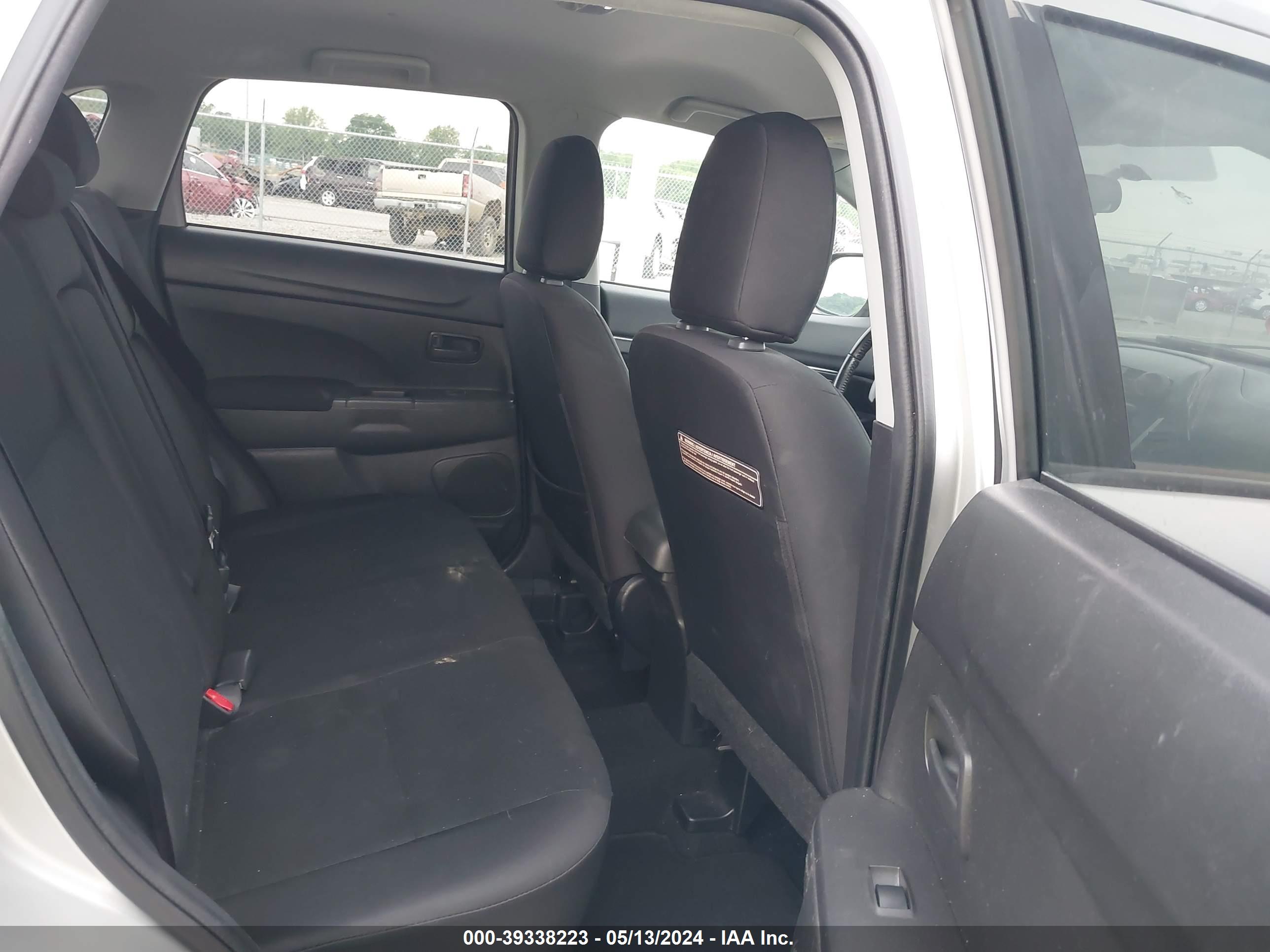 MITSUBISHI OUTLANDER image 8