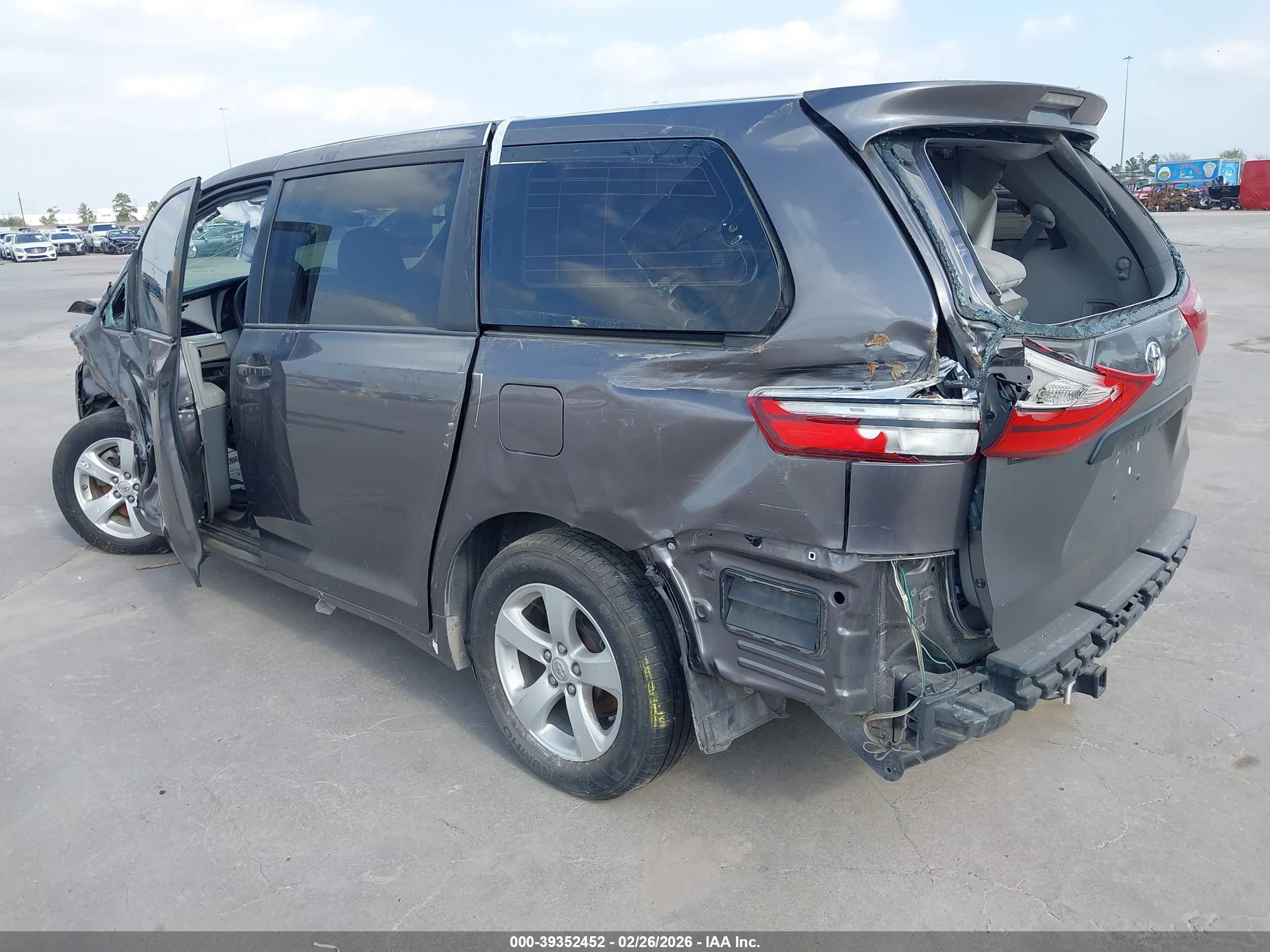 TOYOTA SIENNA image 3