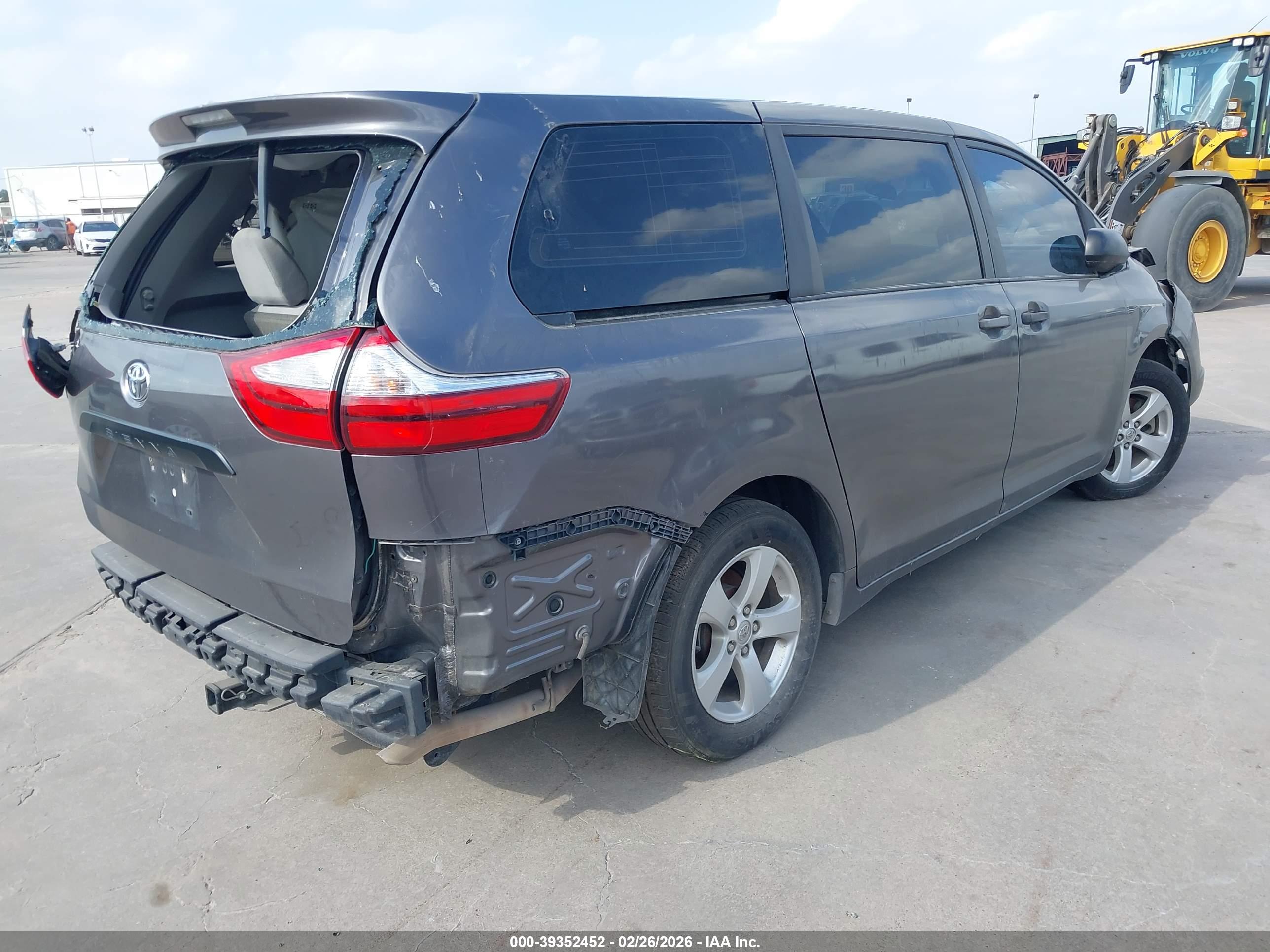 TOYOTA SIENNA image 4